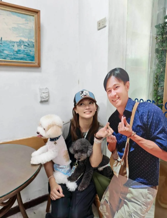 傅子純遺孀李佳綺製作他的人形立牌,帶著一起旅行。(圖/翻攝李佳綺臉書)