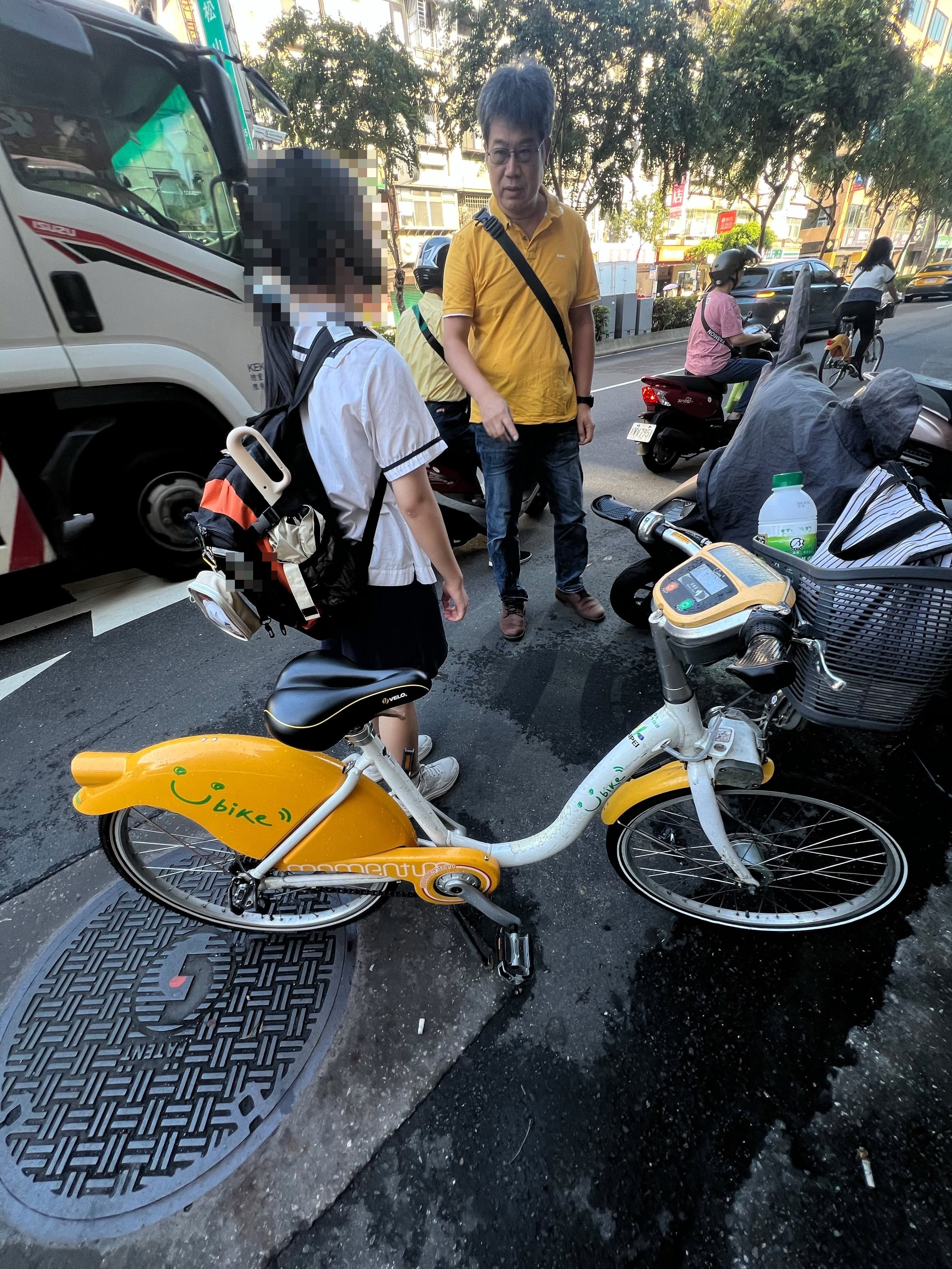 台北賓士男闖紅燈撞倒單車女學生沒道歉還當眾說「說教」沒看路嗎? 目擊網友氣得力挺小妹妹提告
