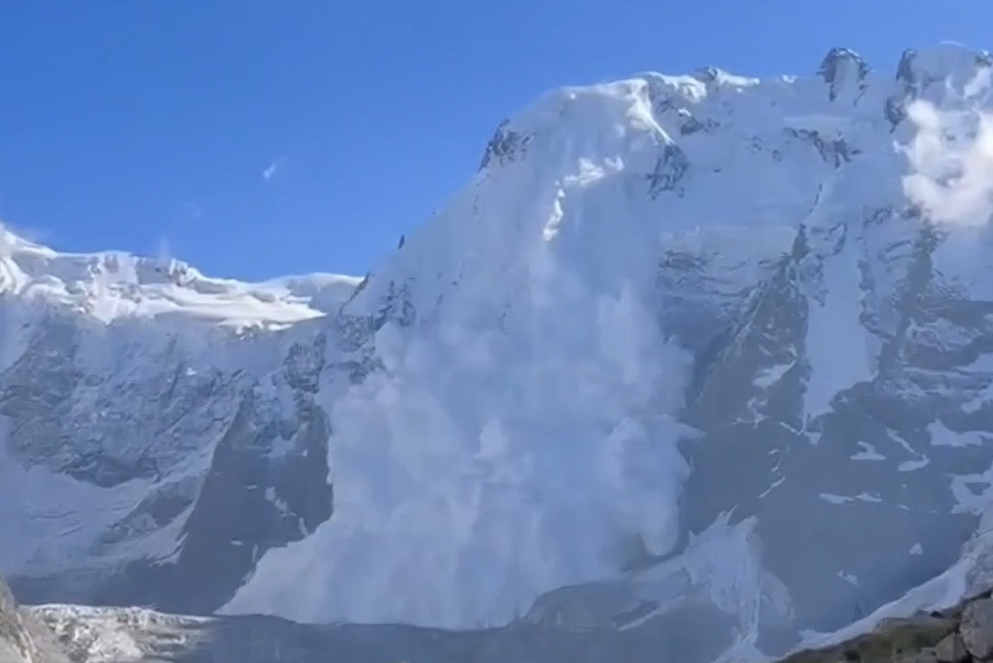 ▲俄北米吉爾吉山奪命雪崩!33登山客遭活埋 釀11死、6傷6失蹤(圖/翻攝自 X)