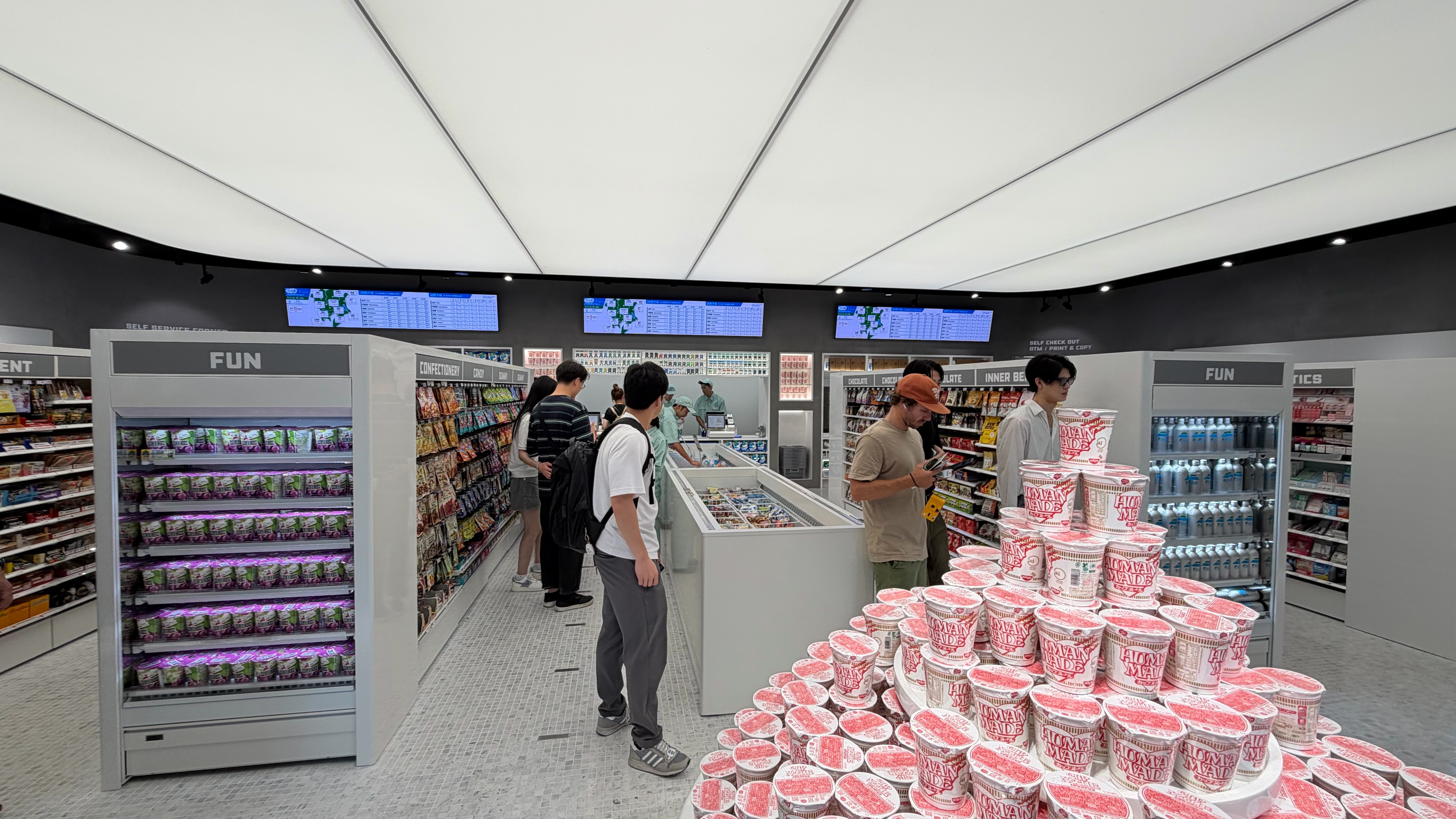 FAMIMA PARK AZABUDAI以全新概念打造，讓熟悉的便利商店多了潮流選物店氛圍。