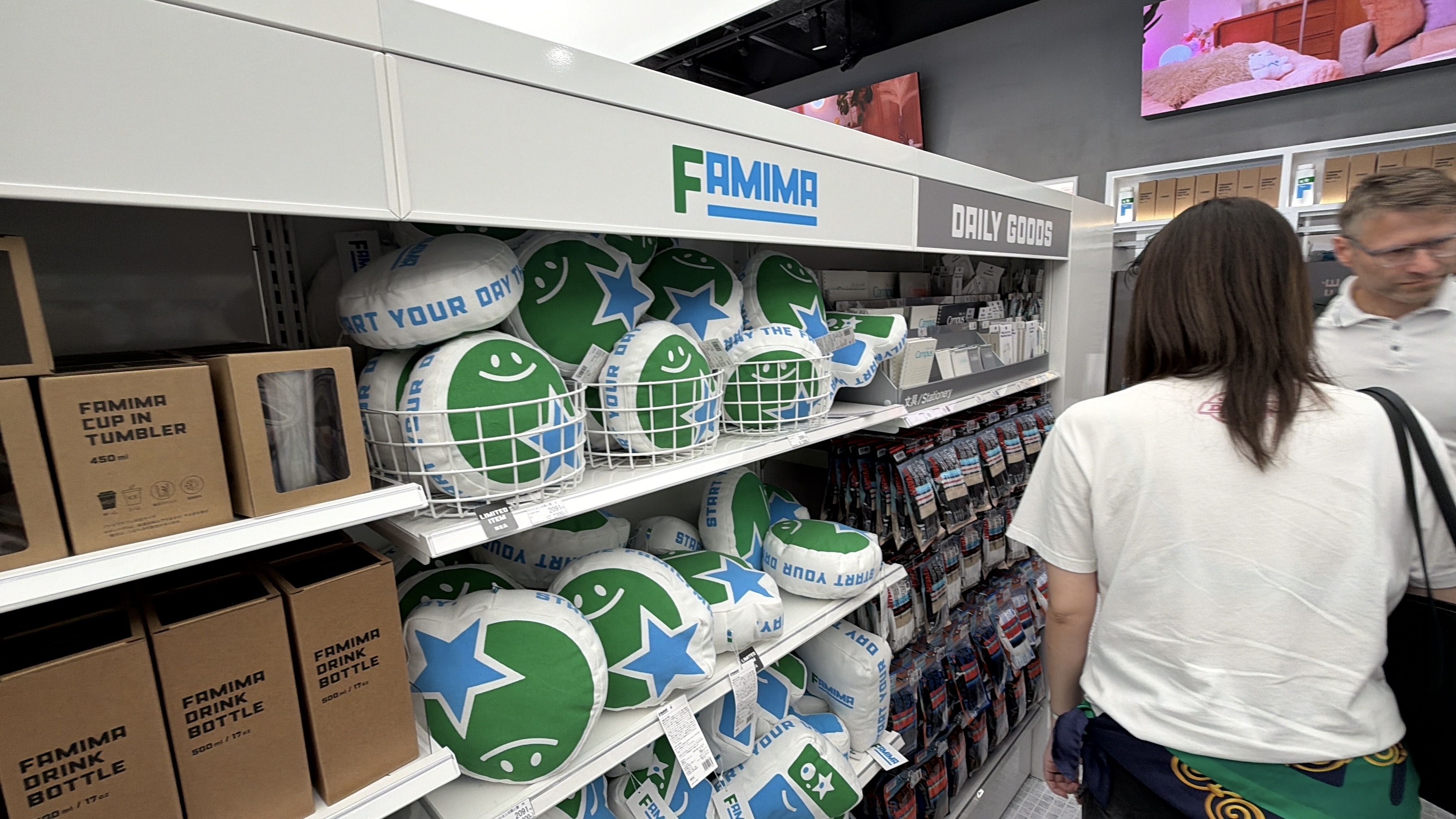 ▲東京麻布台「FAMIMA PARK AZABUDAI」以全新概念打造，從一般便利商店進化成結合購物、餐飲與休憩的旗艦店，店內不僅有多款限定商品，還設置完整的Convenience Wear服飾專區與試衣間，旅客可直接試穿；餐飲則推出都市型即食熟食、旗艦店限定精品咖啡，以及使用義式濃縮機現泡的伯爵、茉莉與水果茶飲，店外還有「FAMIMA STAND」及休憩空間，符合資格的海外旅客更可辦理免稅，從東京Metro日比谷線神谷町站步行即可抵達，開幕首日更創下FamilyMart史上最高日商，成為東京麻布台最新話題打卡點。