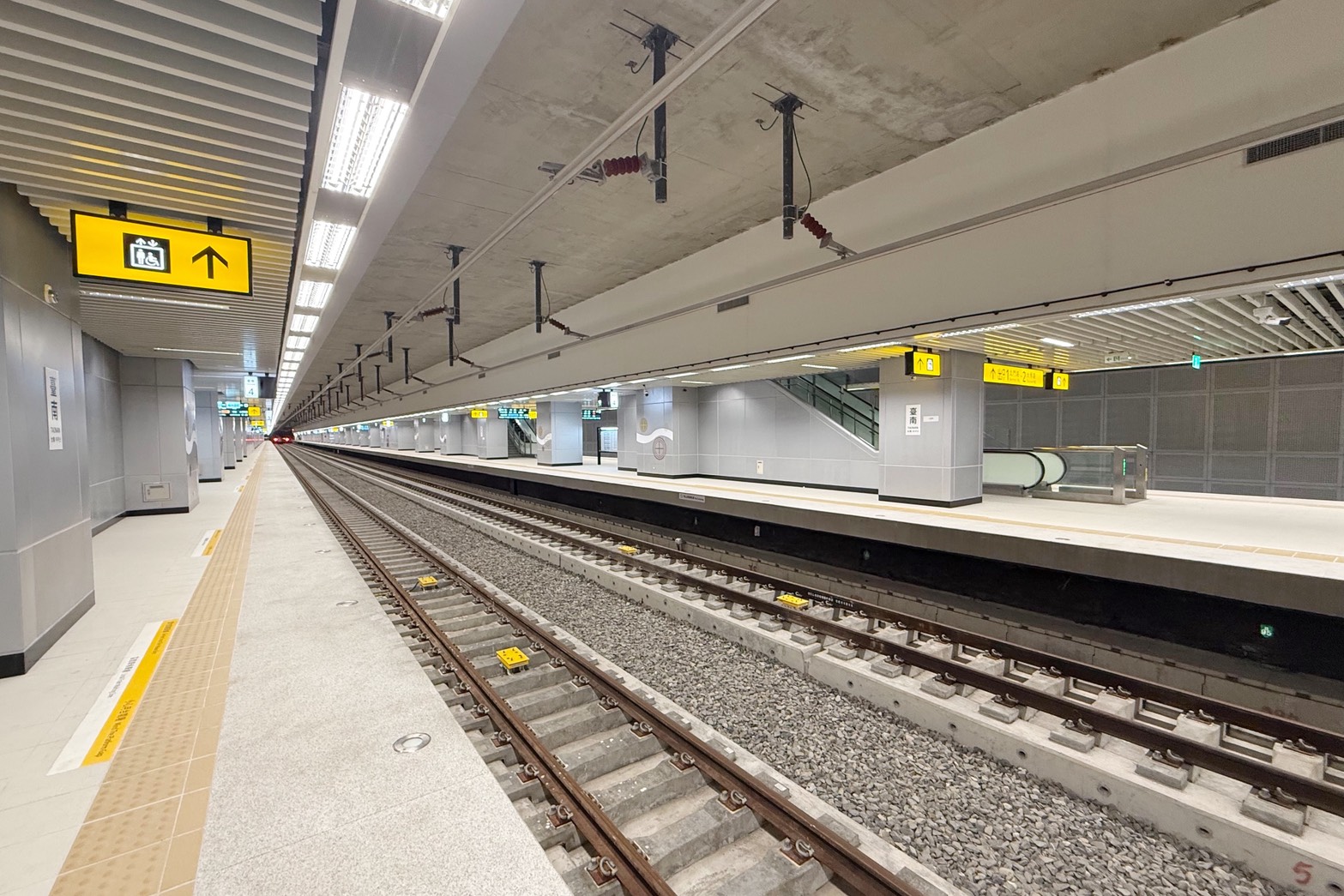 ▲台鐵「台南新車站」揭全新站牌！10月通車倒數　賴清德向拆遷戶致歉（圖／記者王俊勝 翻攝）