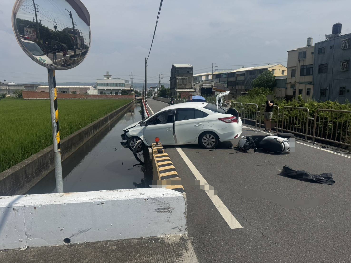台中市信義中排旁產業道路12日下午發生嚴重車禍，轎車與機車在路口發生碰撞，女騎士重傷送醫搶救。（圖／警方提供）