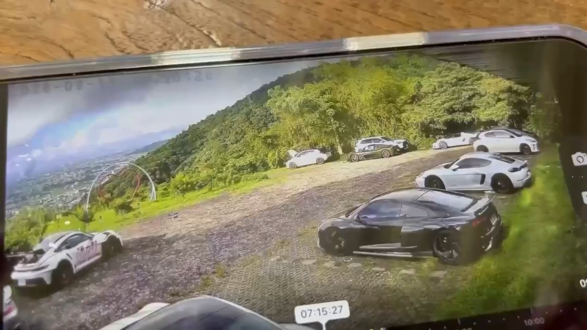 綠色Dallara Stradale停放在景觀咖啡館旁，未料之後突然自行滑下斜坡。（圖／翻攝畫面）