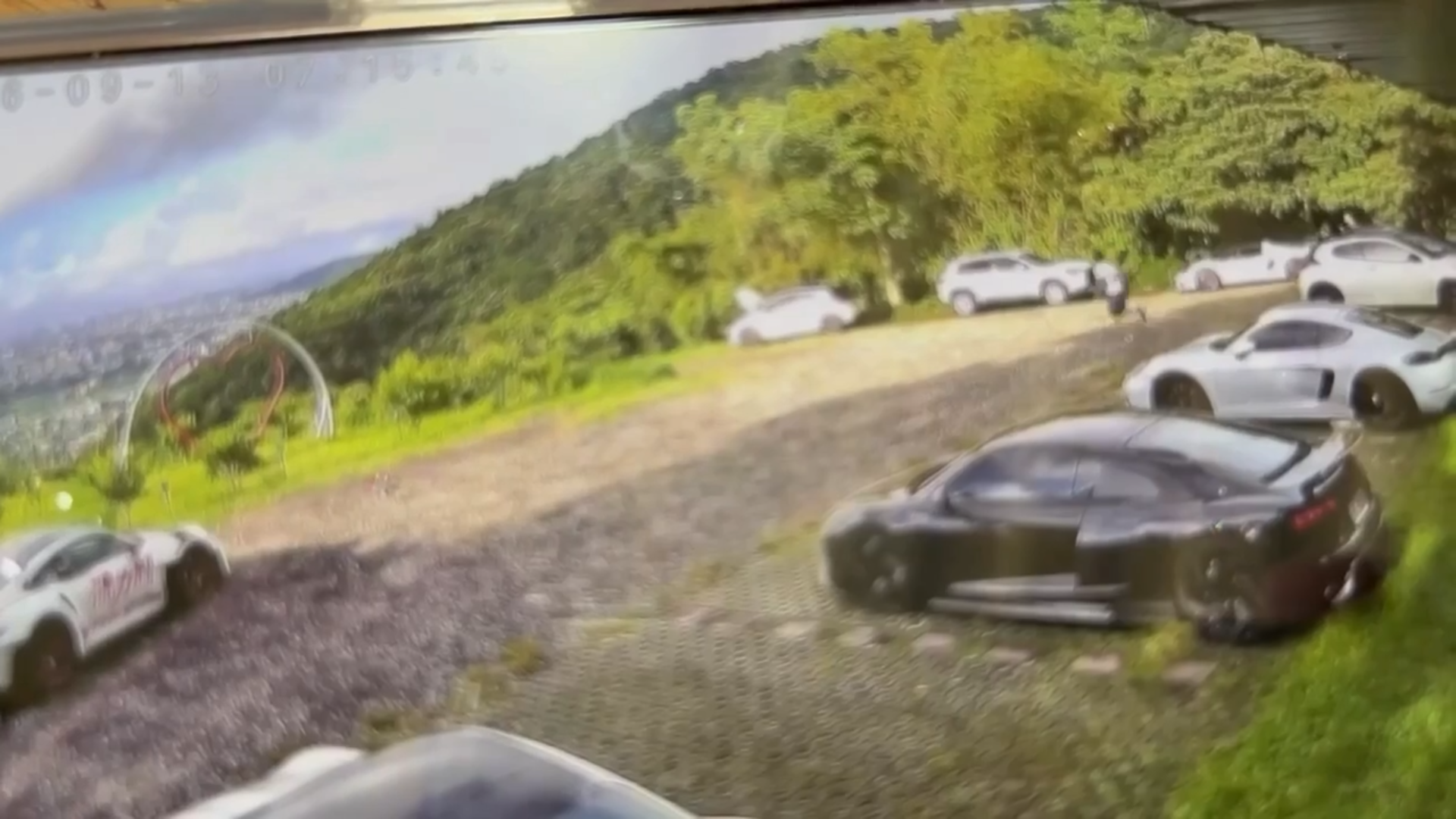 千萬跑車突然向前滑動，一名疑似車主的男子拔腿追趕仍來不及攔下。（圖／翻攝畫面）