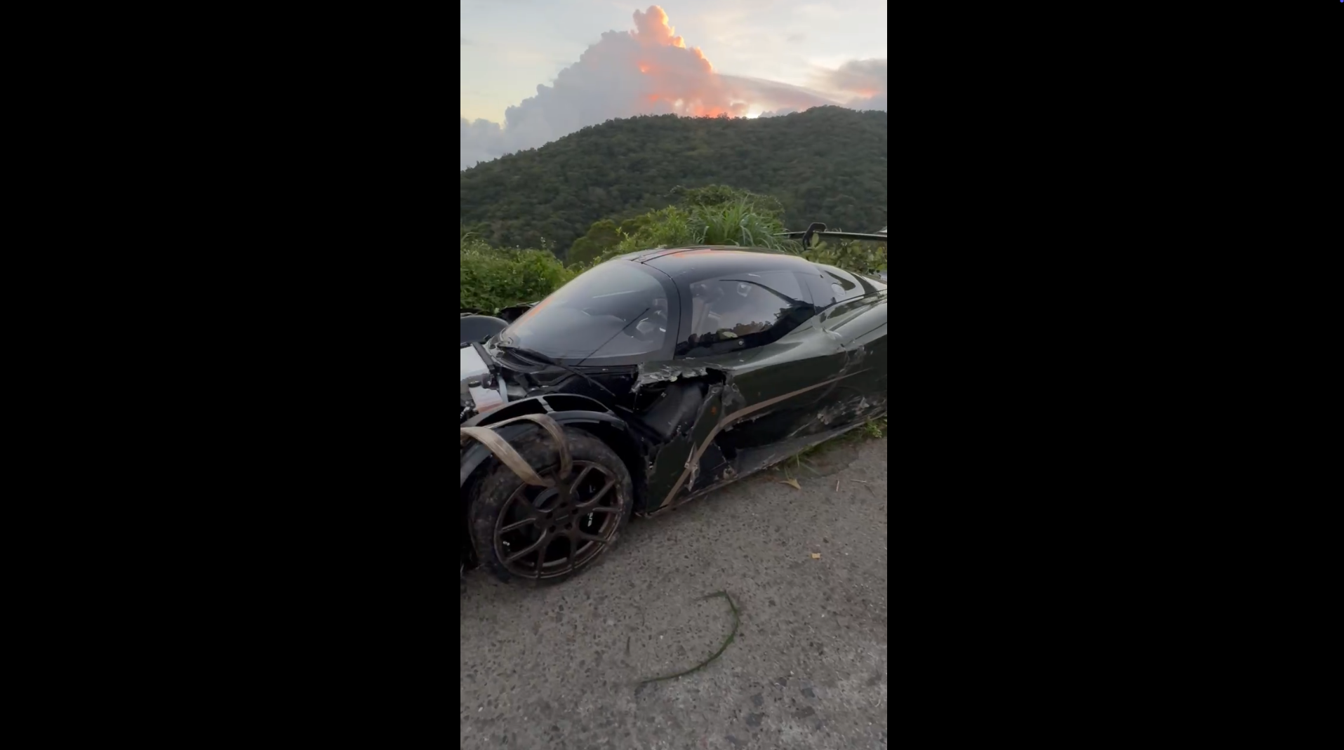 Dallara Stradale墜落山坡後車體嚴重毀損，後續以吊掛方式拉回路面。（圖／翻攝畫面）