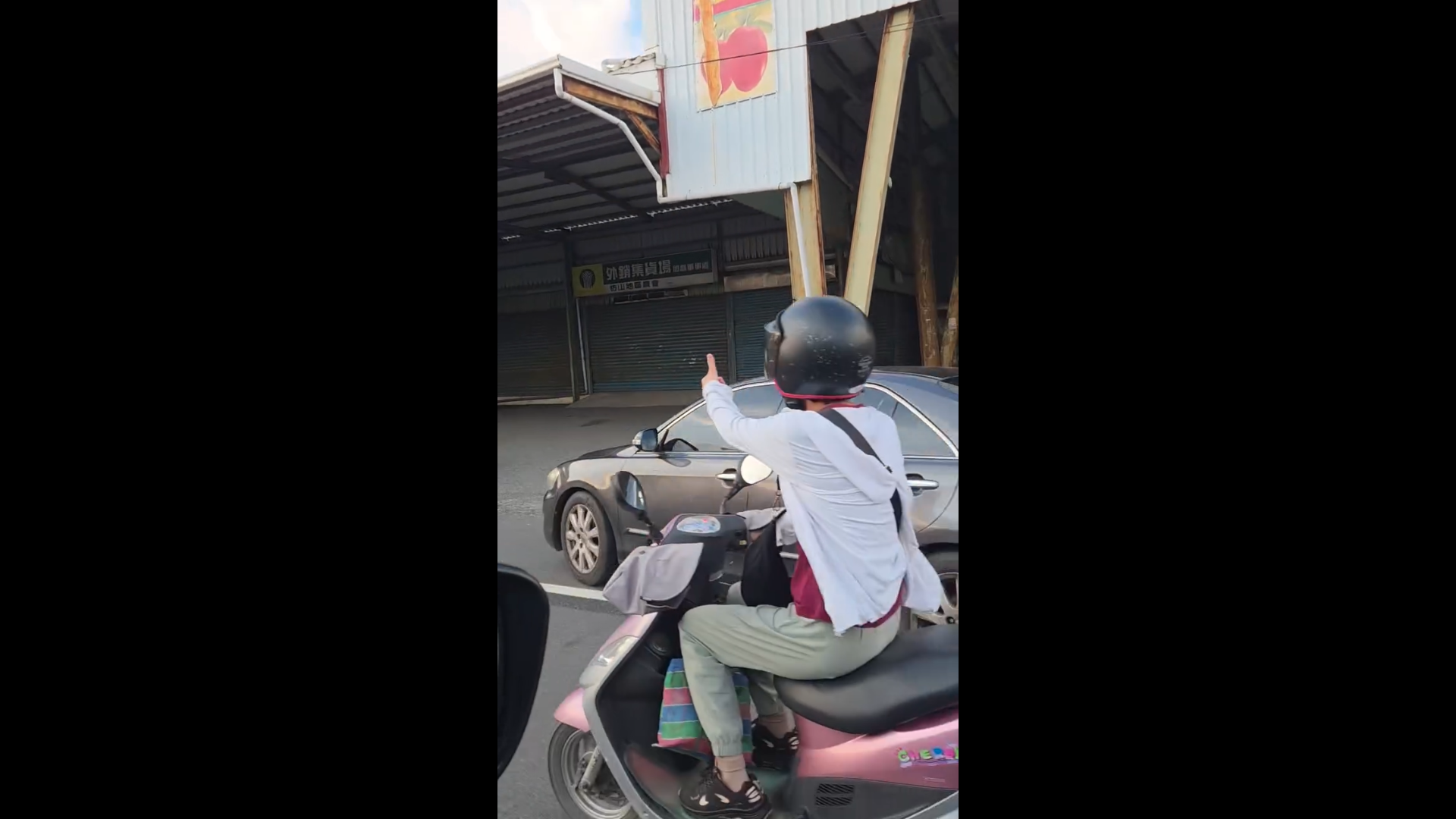 轎車疑似在屏鵝公路駛入機車行駛空間，隨後遭前方員警攔下。（圖／Threads「curtis0908」授權提供）