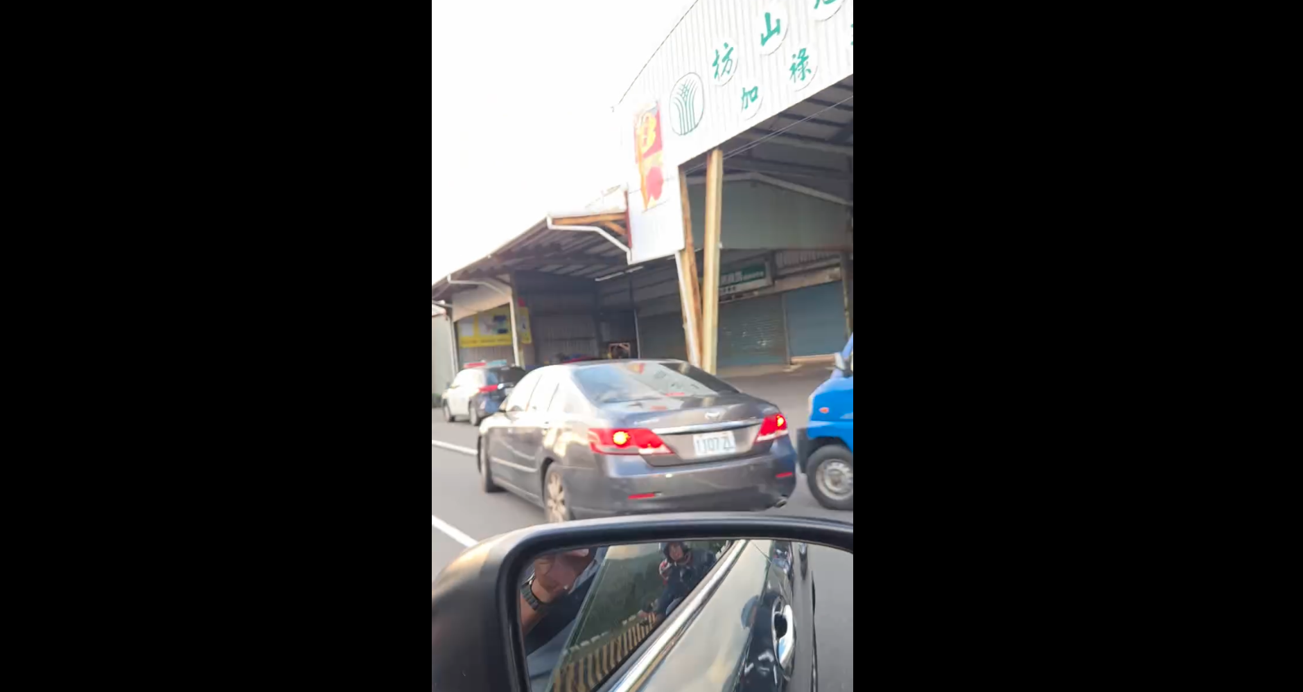 轎車疑似在屏鵝公路駛入機車行駛空間，隨後遭前方員警攔下。（圖／Threads「curtis0908」授權提供）