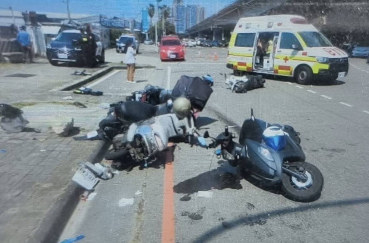 圖說：台中市西屯區環中路三段與市政路口發生自小客車撞擊6輛機車事故，造成6名騎士受傷送醫。（圖／警方提供）