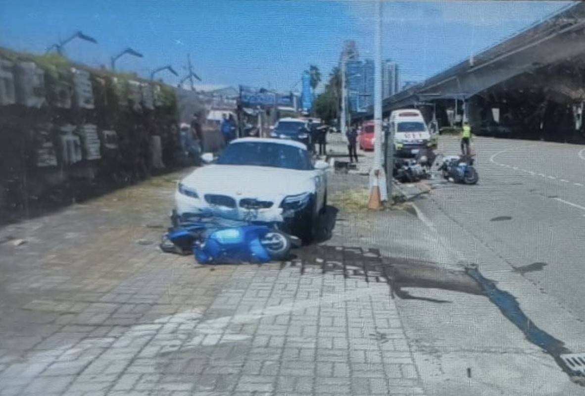 圖說：台中市西屯區環中路三段與市政路口發生自小客車撞擊6輛機車事故，造成6名騎士受傷送醫。（圖／警方提供）