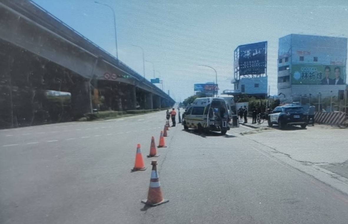 圖說：台中市西屯區環中路三段與市政路口發生自小客車撞擊6輛機車事故，造成6名騎士受傷送醫。（圖／警方提供）