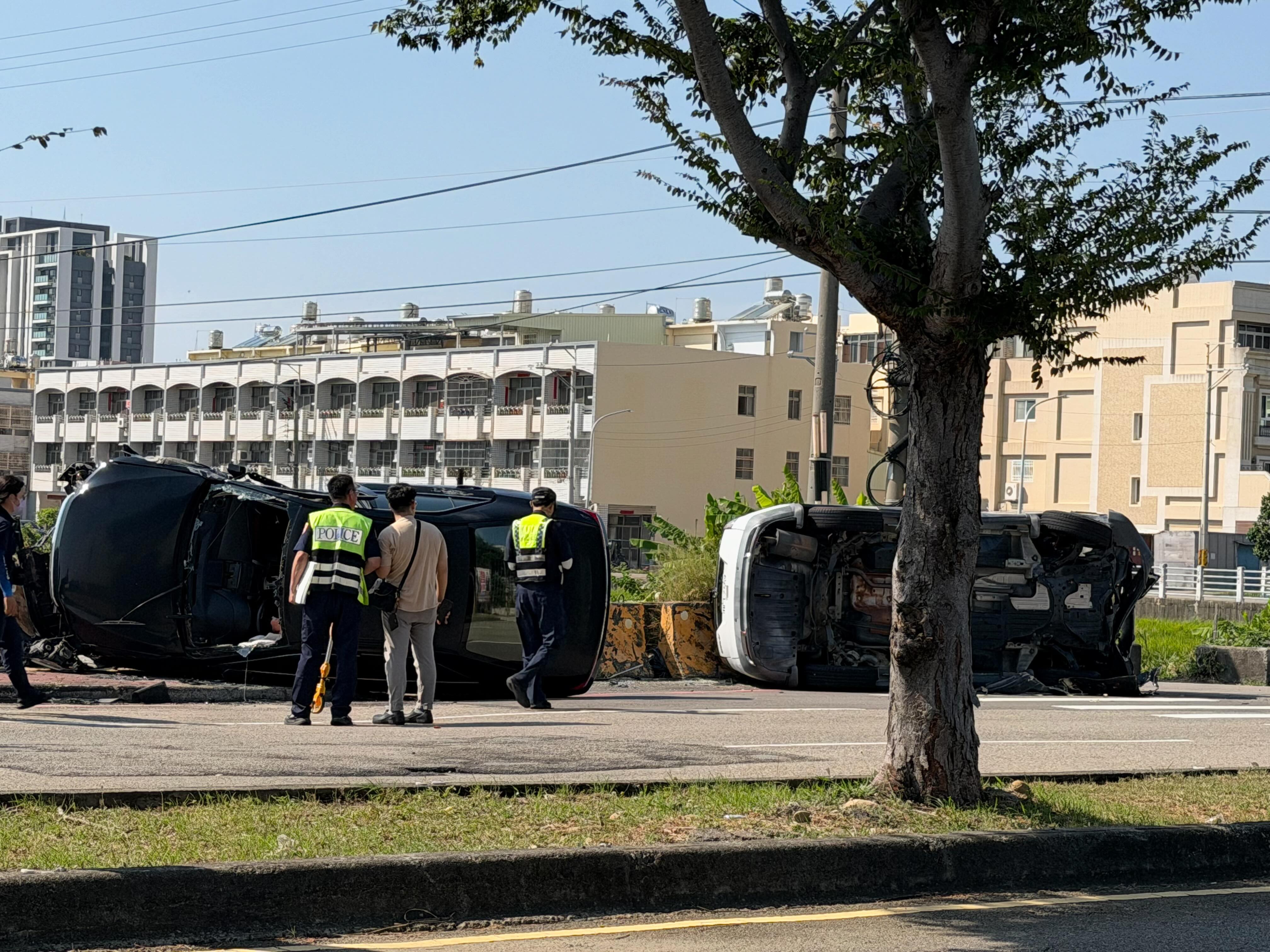 兩輛自小客車在台中沙鹿路口碰撞後雙雙側翻，特殊畫面被網友形容為「立杯」。（圖／Threads網友a3535s2071授權提供）
