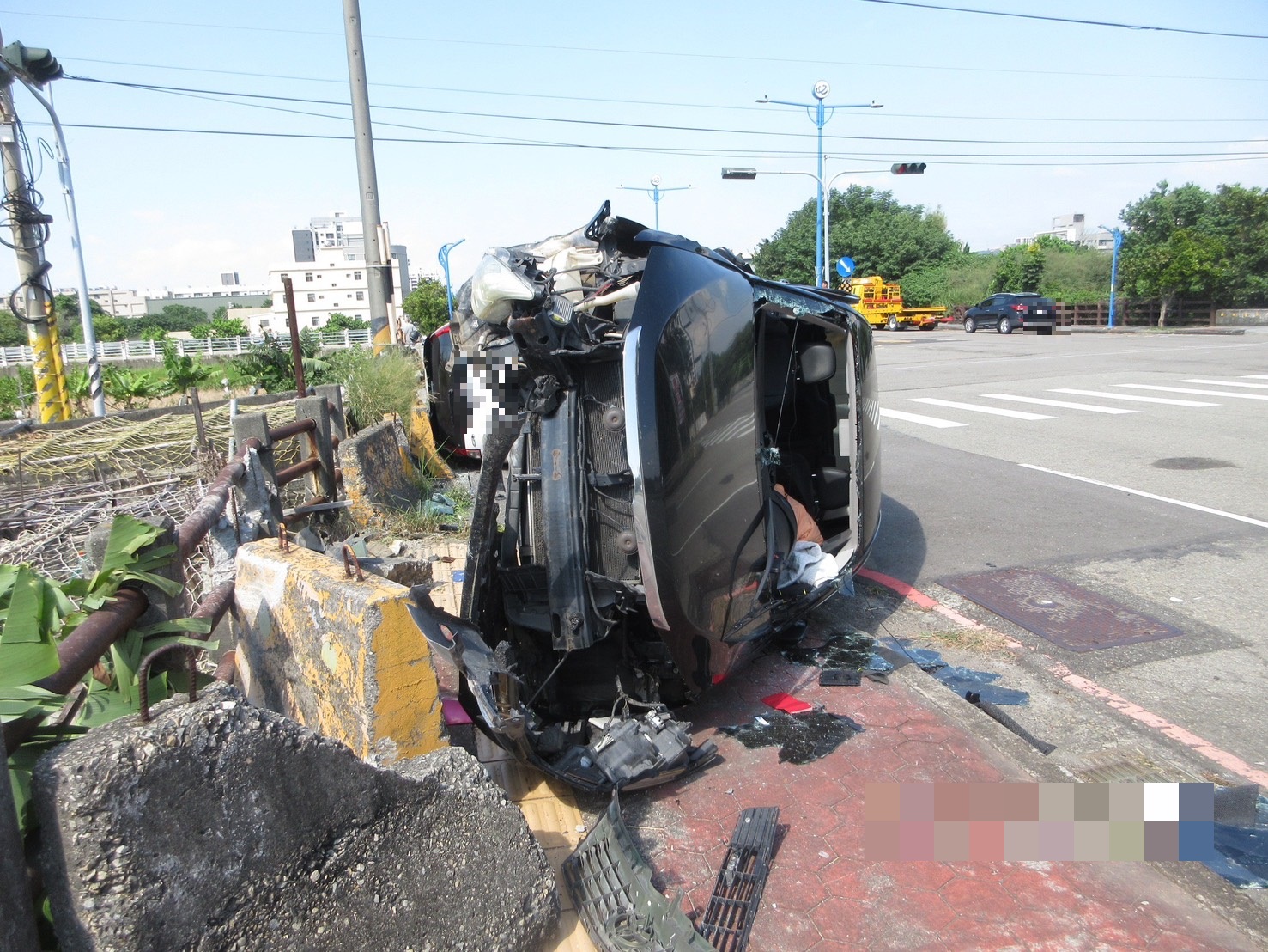 兩輛自小客車在台中沙鹿路口碰撞後雙雙側翻，特殊畫面被網友形容為「立杯」。（圖／Threads網友a3535s2071授權提供）