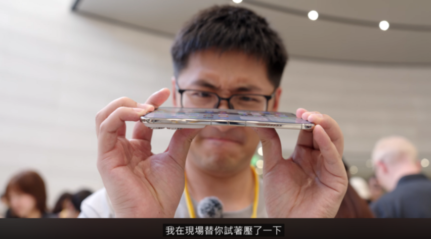 影視颶風評iPhone Duo,發現錄4K影片3分鐘燙到能煎蛋、螢幕出現閃爍。(圖/翻攝影視颶風YouTube)