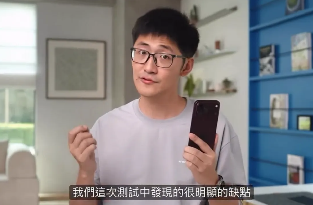 影視颶風評iPhone Duo,發現錄4K影片3分鐘燙到能煎蛋、螢幕出現閃爍。(圖/翻攝影視颶風YouTube)