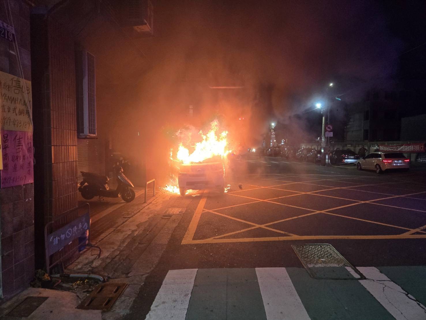 台中市烏日區長春街一輛載運化學物品的箱型車突然起火,消防人員獲報後迅速到場撲滅。(民眾提供)