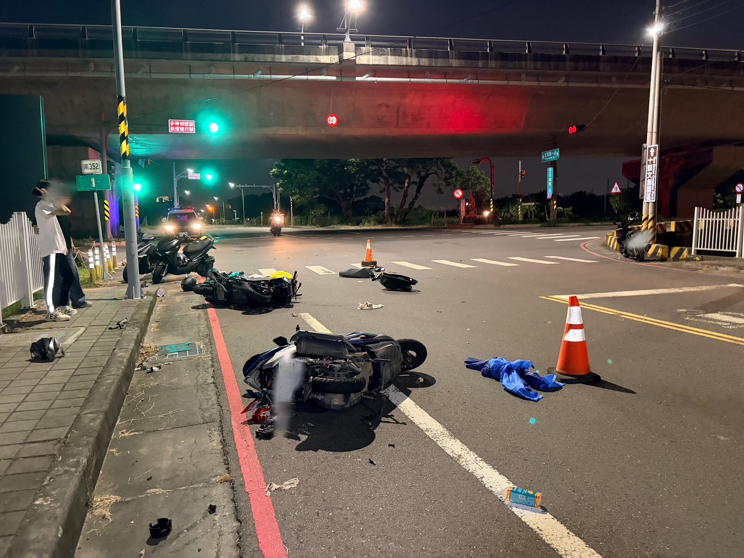 ▲台南騎士追撞!人車「噴飛數尺」物品四散。(圖/記者王俊勝 翻攝)