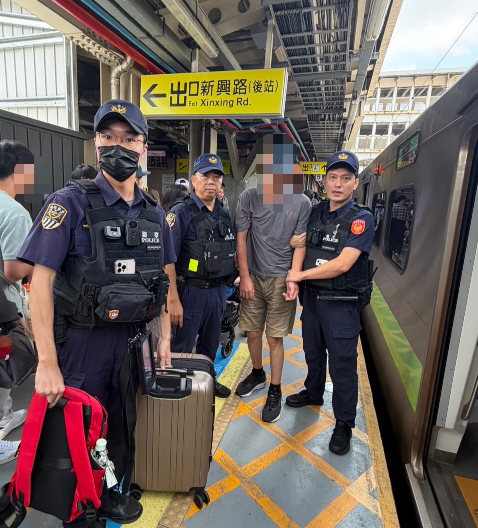 男子在三坑站遭鐵路警察控制並帶離,全案依公共危險罪移送偵辦。(鐵路警察局提供)