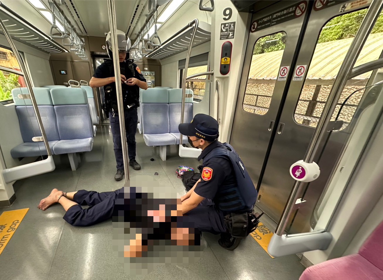 男子在三坑站遭鐵路警察控制並帶離,全案依公共危險罪移送偵辦。(鐵路警察局提供)
