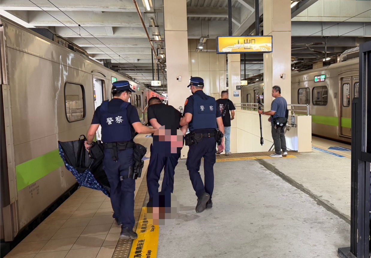 男子在三坑站遭鐵路警察控制並帶離,全案依公共危險罪移送偵辦。(鐵路警察局提供)