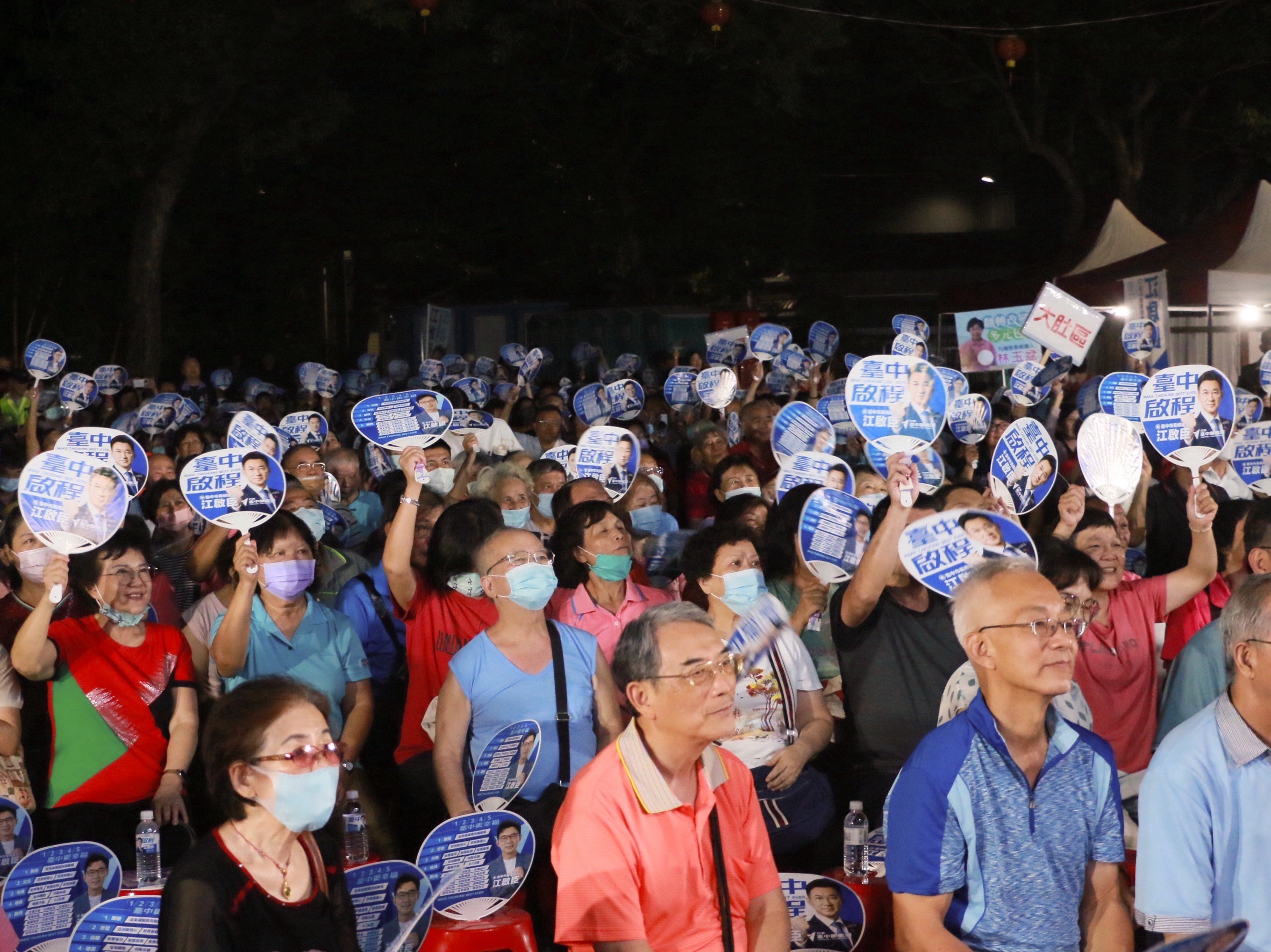 立法院副院長、台中市長候選人江啟臣18日晚間前進烏日,與到場支持者握手致意;主辦單位表示,聯合問政說明會吸引逾1500人參與。(江啟臣團隊提供)
