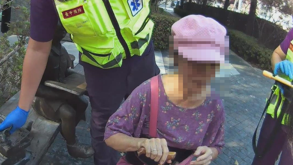 63歲蕭姓婦人行經台中北屯區時突然雙腳無力跌倒，警方獲報到場協助，隨後一路護送她安全返家。（警方提供）