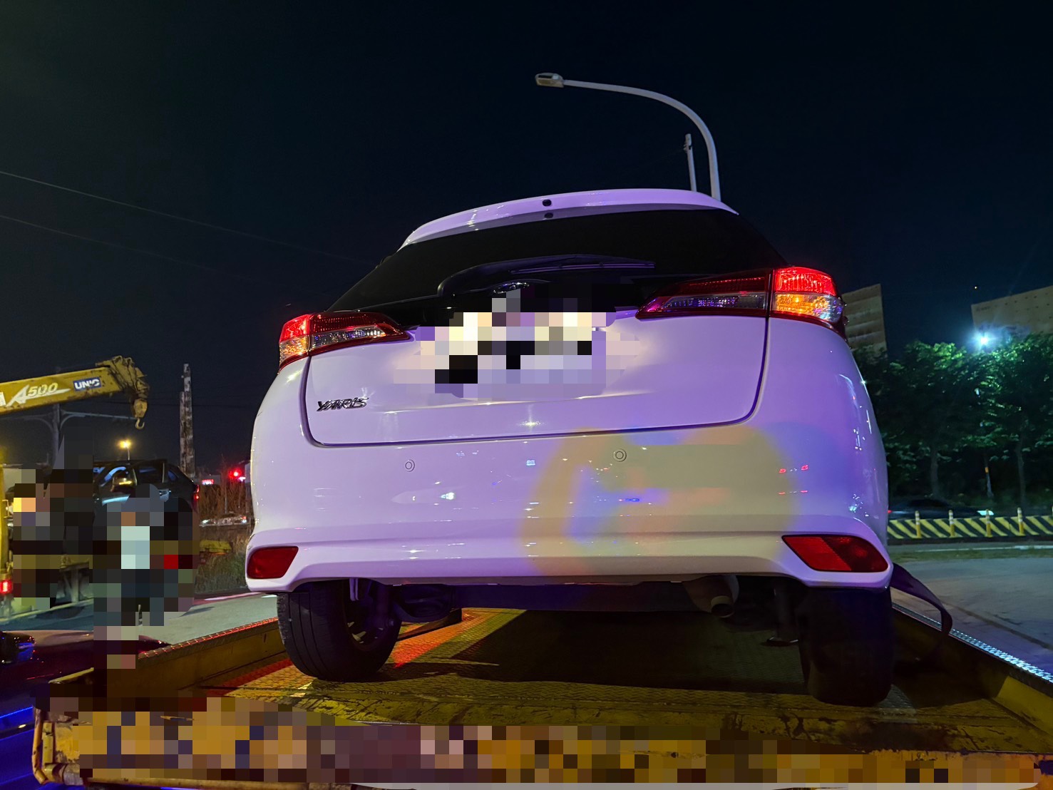 國道1號南向197公里彰化路段發生3車連環碰撞,其中一輛自小客車左前側嚴重受損,所幸事故未造成人員傷亡。(國道警方提供)