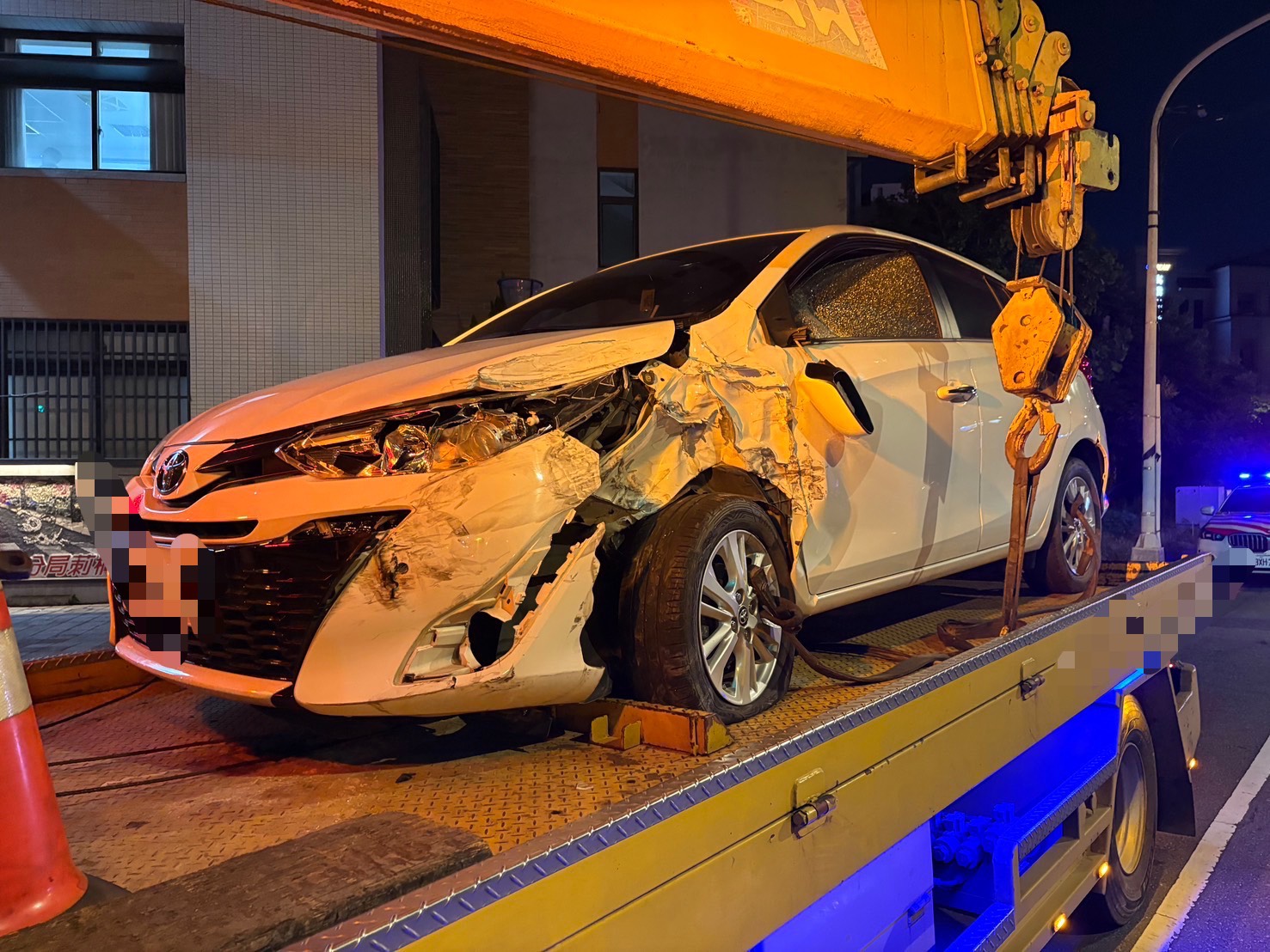 國道1號南向197公里彰化路段發生3車連環碰撞,其中一輛自小客車左前側嚴重受損,所幸事故未造成人員傷亡。(國道警方提供)