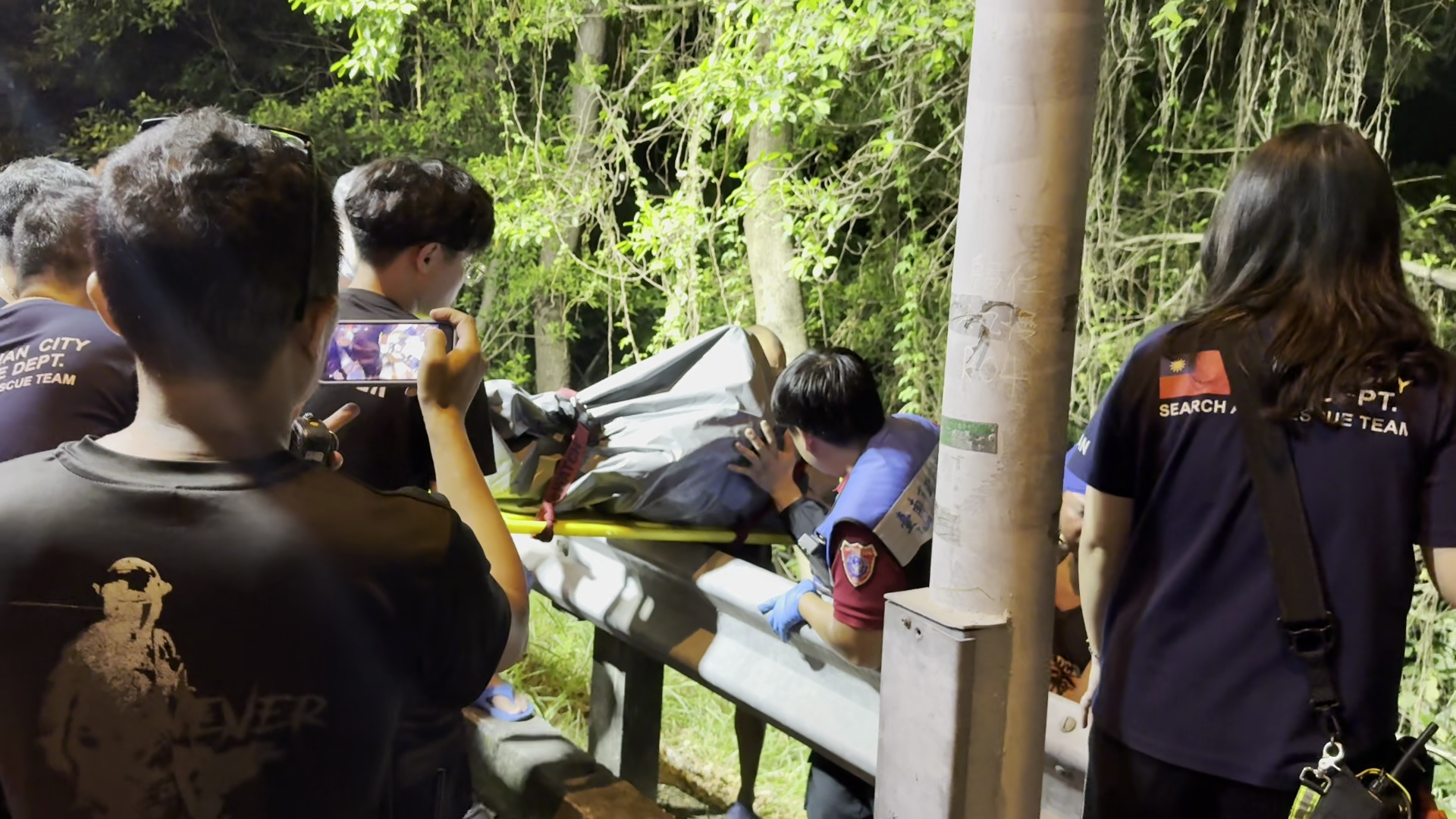 ▲台南菲籍移工捕魚失蹤！警消耗時2小時尋獲...胞弟跌地痛哭　人已明顯死亡（圖／記者王俊勝 攝）