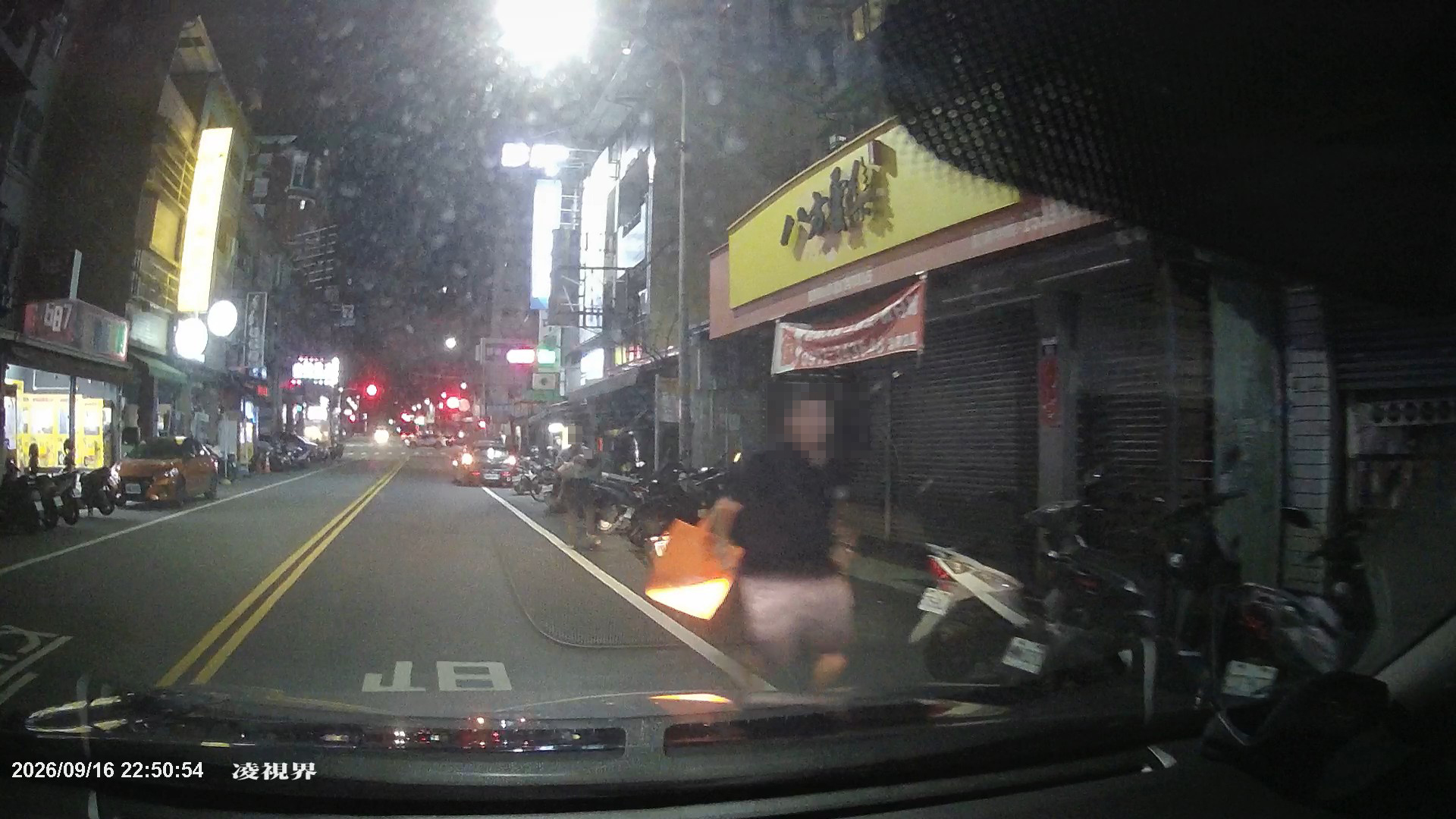 台中市潭子區一名幼童突然身體不適，焦急家屬在路上攔下巡邏警車求助，警方隨即鳴笛護送，不到3分鐘便抵達台中慈濟醫院急診。（大雅警分局提供）