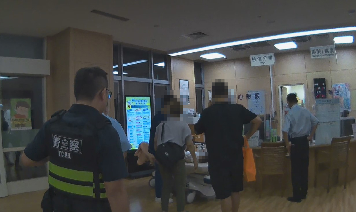 台中市潭子區一名幼童突然身體不適，焦急家屬在路上攔下巡邏警車求助，警方隨即鳴笛護送，不到3分鐘便抵達台中慈濟醫院急診。（大雅警分局提供）
