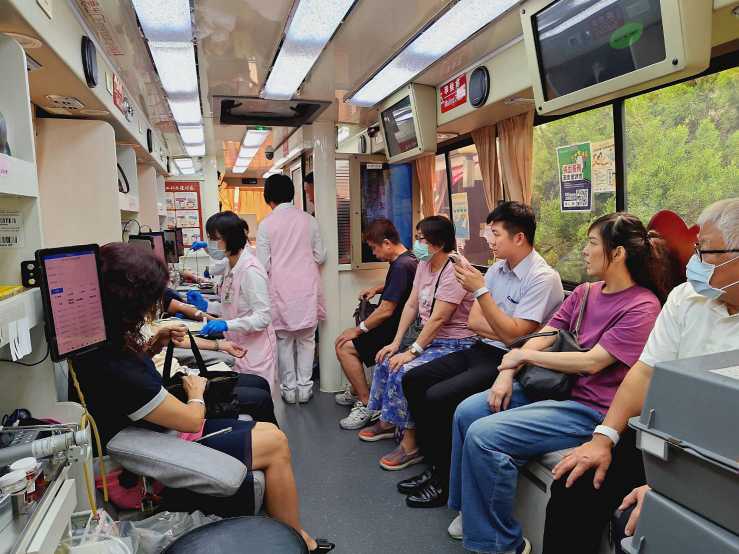 民眾響應「空中傳愛・挽袖捐血」活動,捐血車內陸續有民眾挽袖捐血,為中部血庫補充血源。(圖/主辦單位提供)