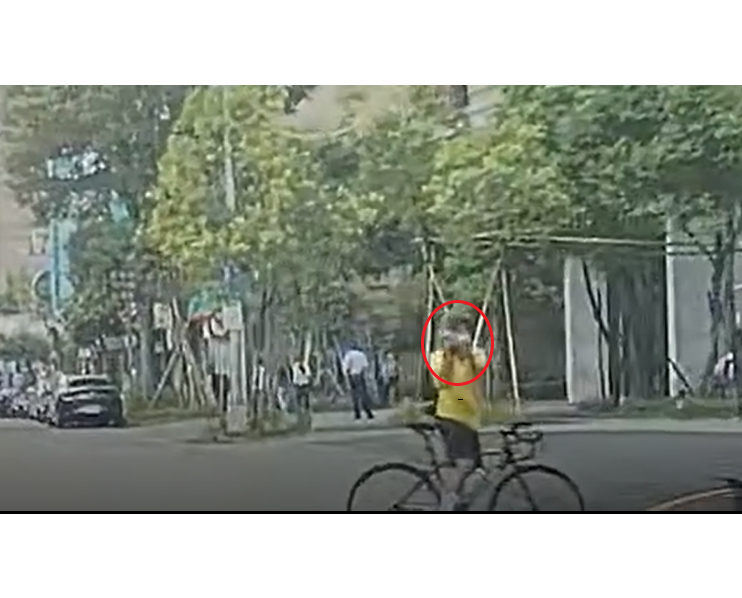 囂張國中生！騎單車闖紅燈遭喇叭示警 竟當街停車比中指嗆聲