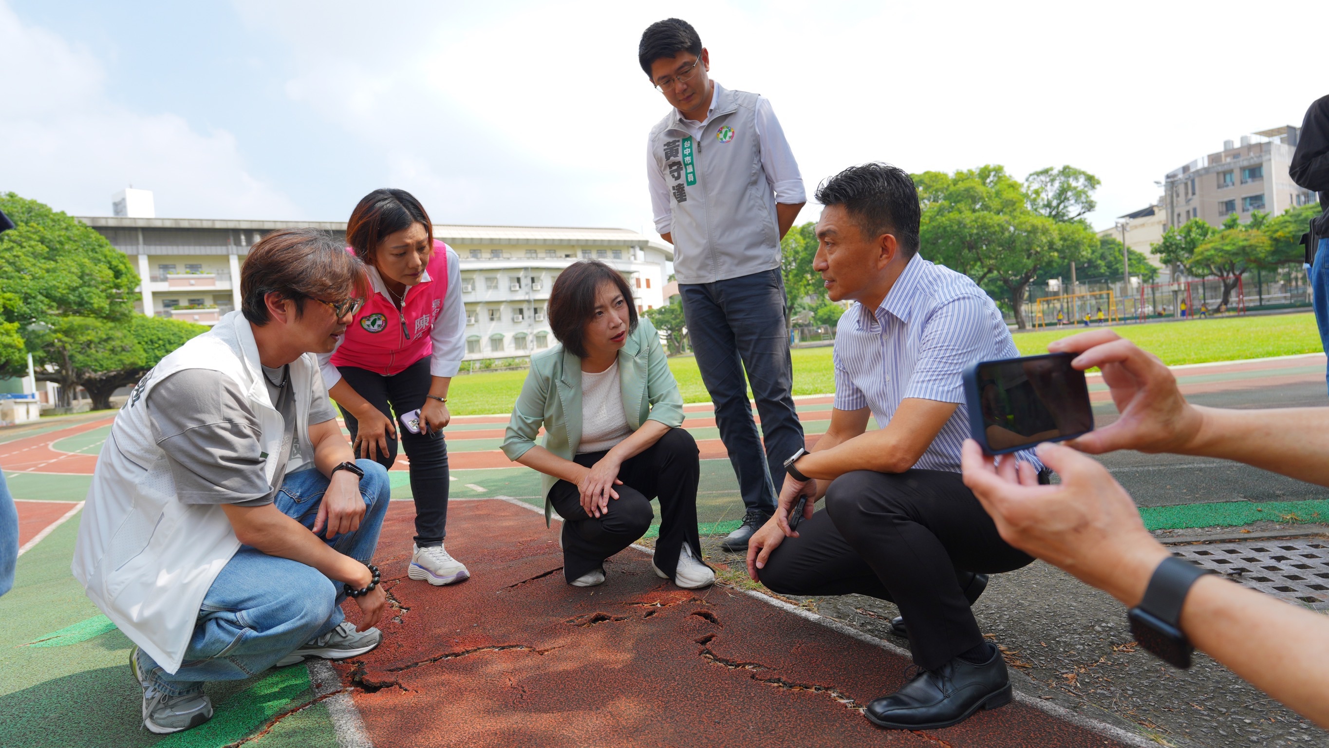 台中多所校園運動場地出現老化、龜裂及反覆修補情形，立委何欣純22日偕市議員前往5所學校實地會勘，了解跑道及球場整建需求。（圖／何欣純服務處提供）