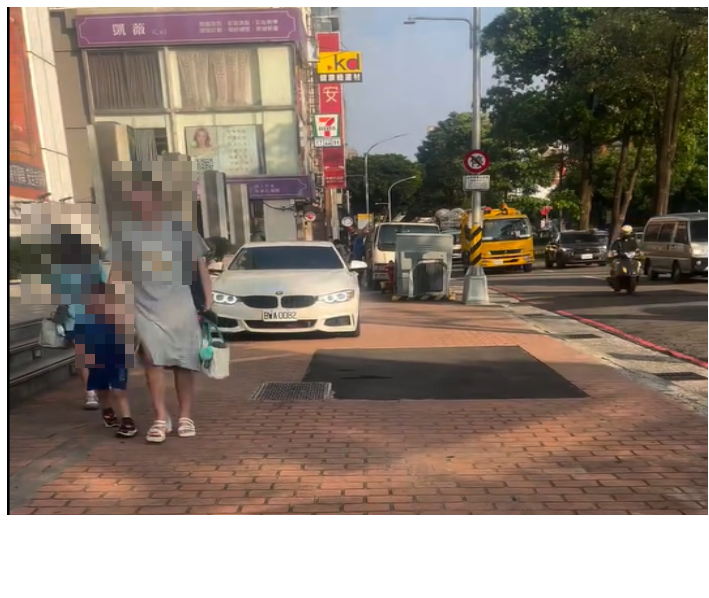 BMW把無視行人安全把人行道當車道 網友嘆：台中日常