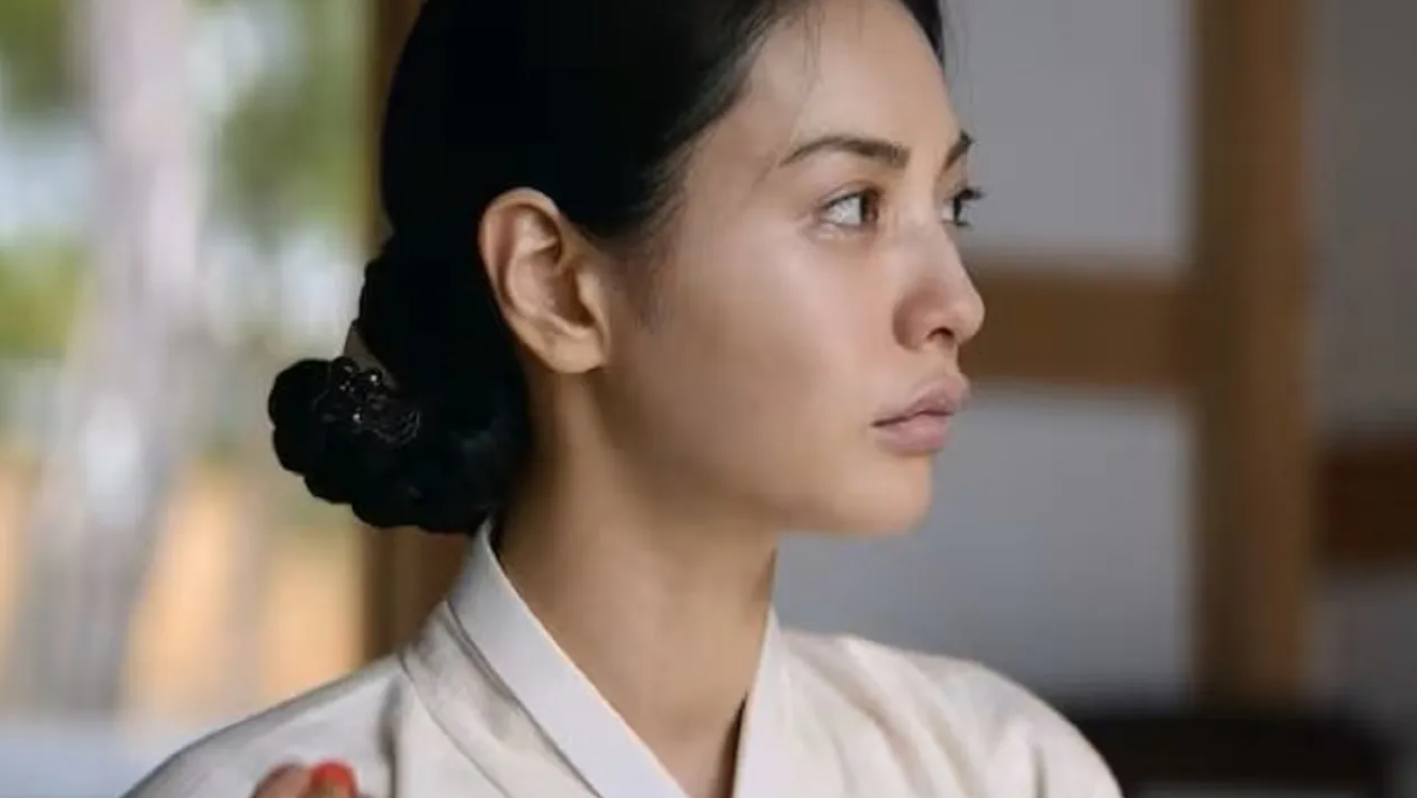 Nana演出古裝劇《挑情醜聞》,沒想到翹唇相當搶鏡。(圖/翻攝Netflix)