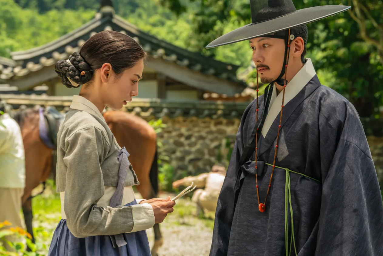 Nana演出古裝劇《挑情醜聞》,沒想到翹唇相當搶鏡。(圖/翻攝Netflix)
