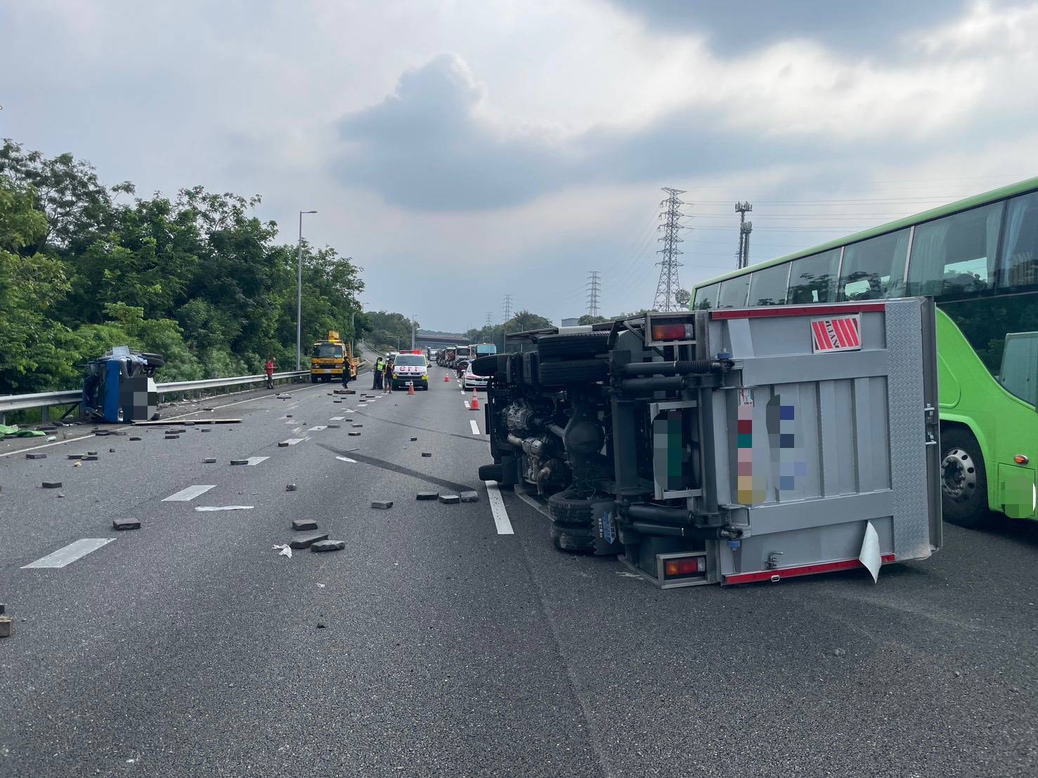 國道3號北向278.8公里嘉義梅山路段23日下午發生兩輛自小貨車碰撞事故，兩車均側翻車道，造成1人輕傷送醫。（圖／國道公路警察局第八公路警察大隊提供）
