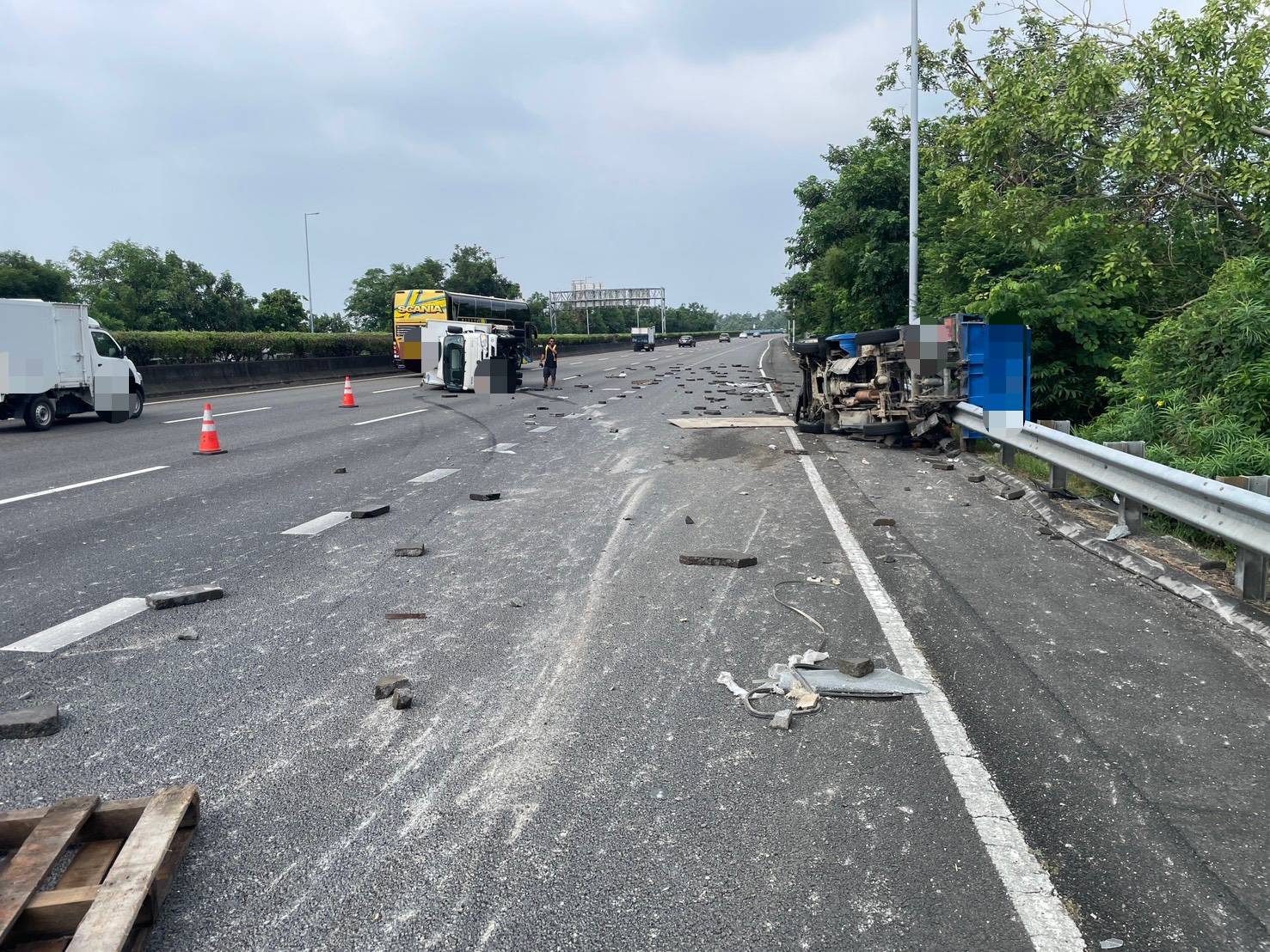 國道3號北向278.8公里嘉義梅山路段23日下午發生兩輛自小貨車碰撞事故，兩車均側翻車道，造成1人輕傷送醫。（圖／國道公路警察局第八公路警察大隊提供）