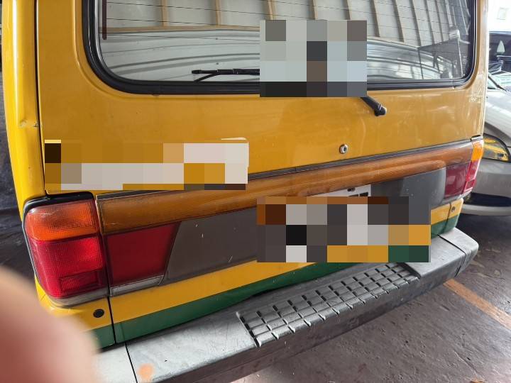 驚險瞬間曝!國1后里3車擦撞 小客貨車碰聯結車再撞轎車