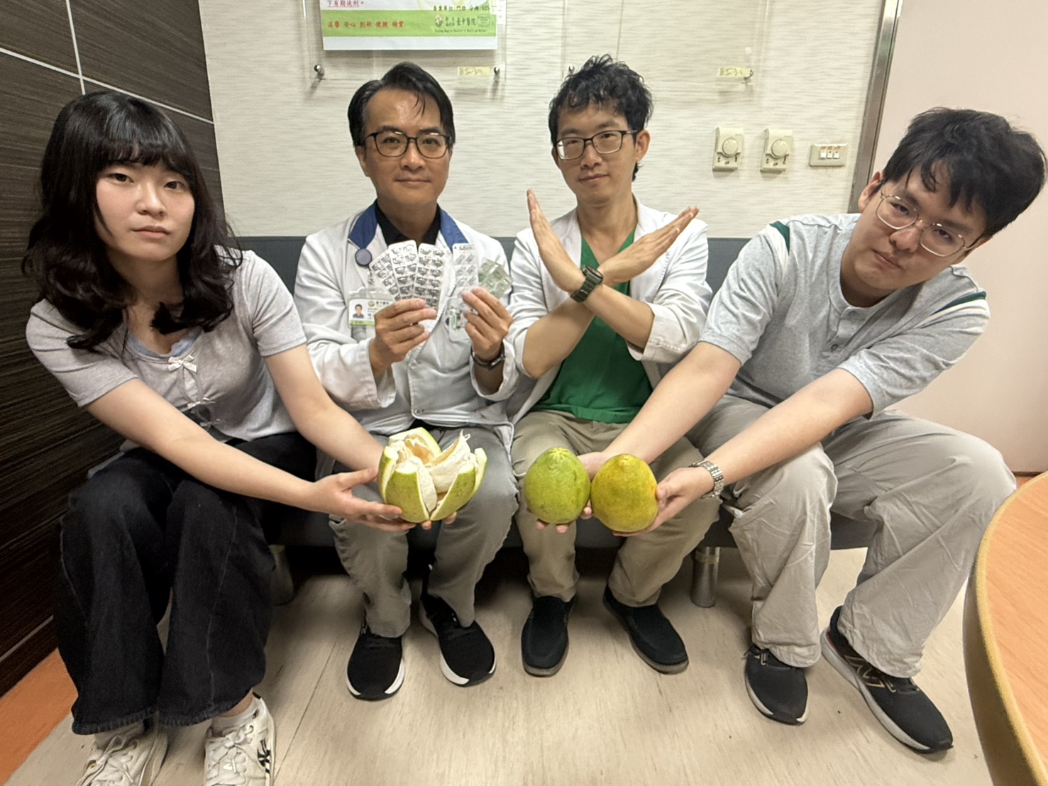 衛生福利部台中 醫院鄭惟仁中醫師（右二）、陳德鉦藥師（ 左二）提醒使用降血壓或降血脂等相關藥物的民眾，中秋避免柚子跟藥物同時使用，避免影響藥效。