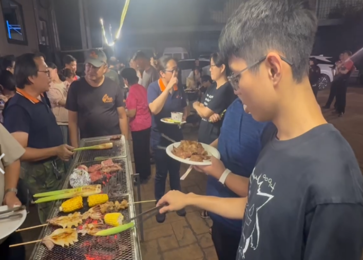 台中25歲女子疑因烤肉用夾子生熟食未分用，吃下未烤熟豬五花，上吐下瀉還高燒掛急診。