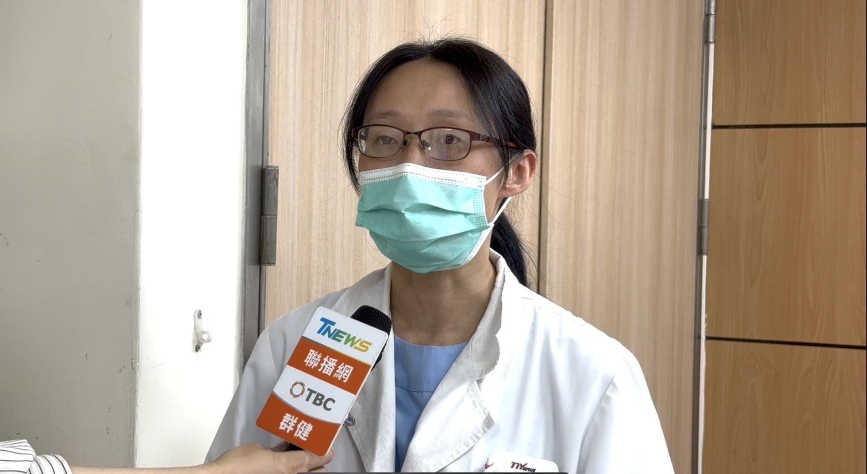 台中25歲女子疑因烤肉用夾子生熟食未分用，吃下未烤熟豬五花，上吐下瀉還高燒掛急診。
