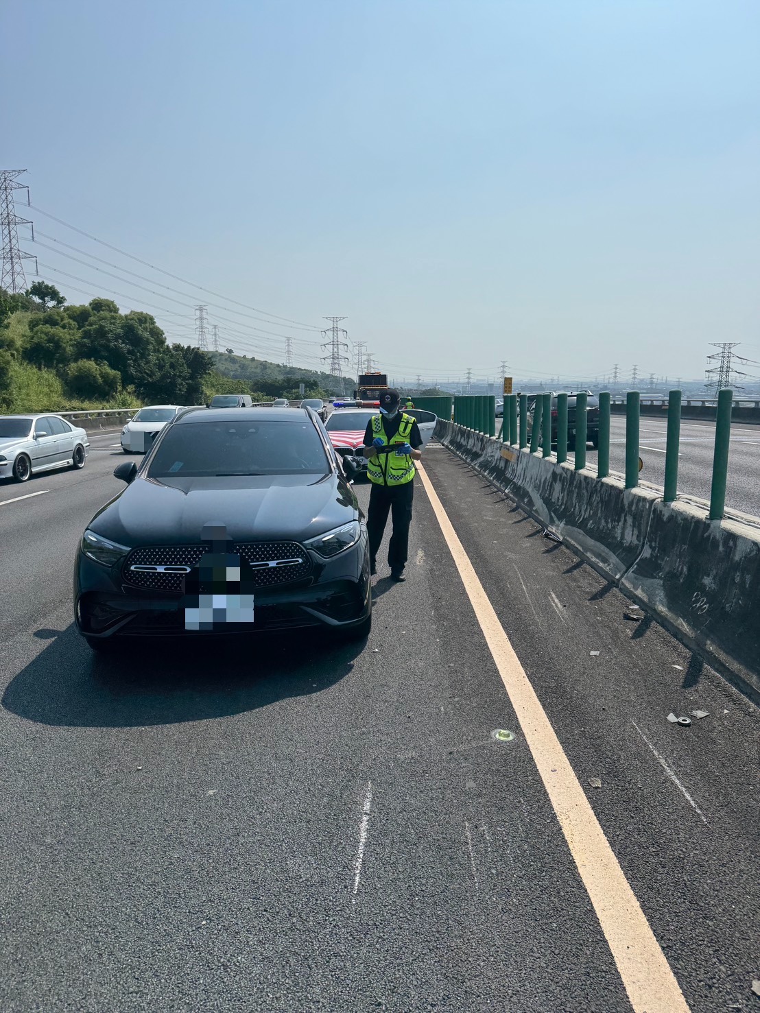 國道3號北向185.5公里龍井路段25日下午發生交通事故，造成4人擦挫傷送醫，事故車輛右後側明顯受損。（國道警方提供）