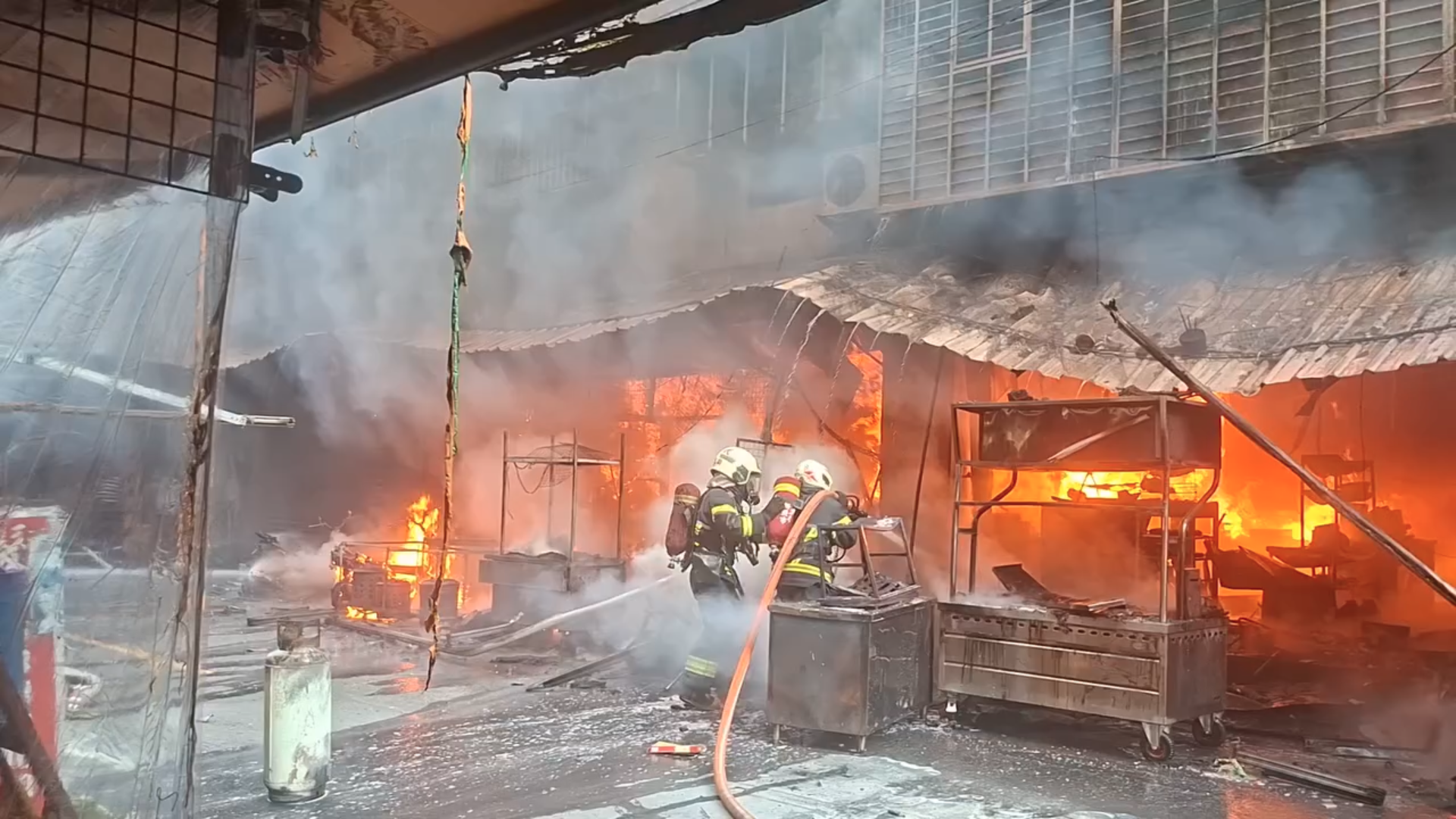 新莊大火延燒香舖！店家急澄清「並非本店起火」　消防：早餐店起火波及