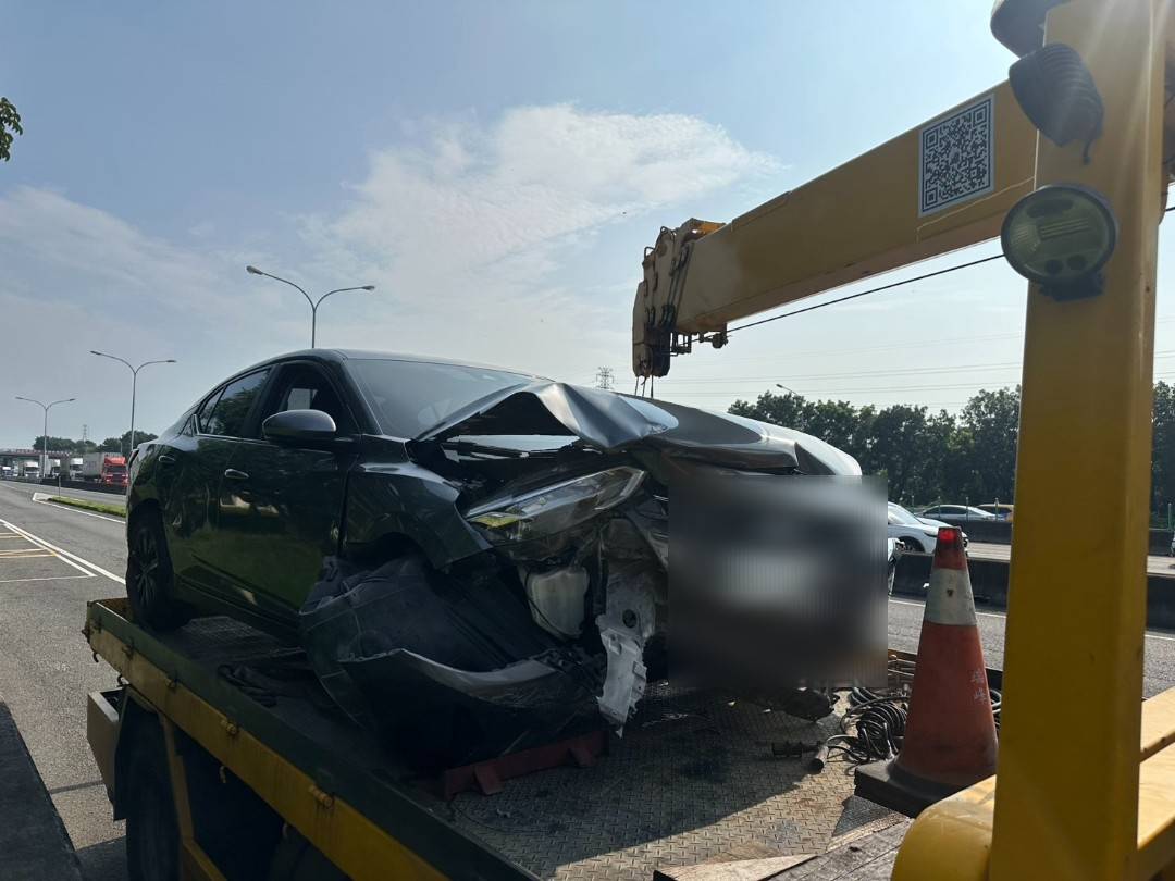 國道1號高雄九如路段發生5車連環事故,其中一輛自小客車車頭嚴重受損,事故造成3人輕傷。(國道警方提供)