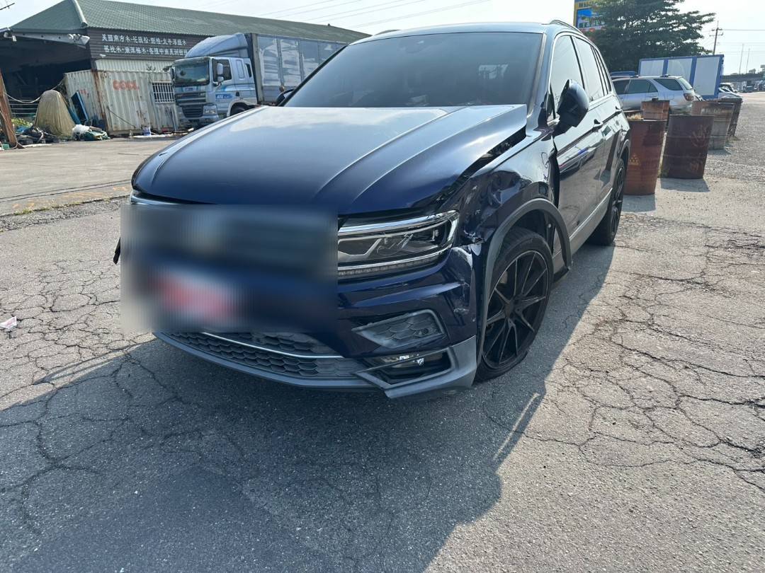 國道1號高雄九如路段發生5車連環事故,其中一輛自小客車車頭嚴重受損,事故造成3人輕傷。(國道警方提供)