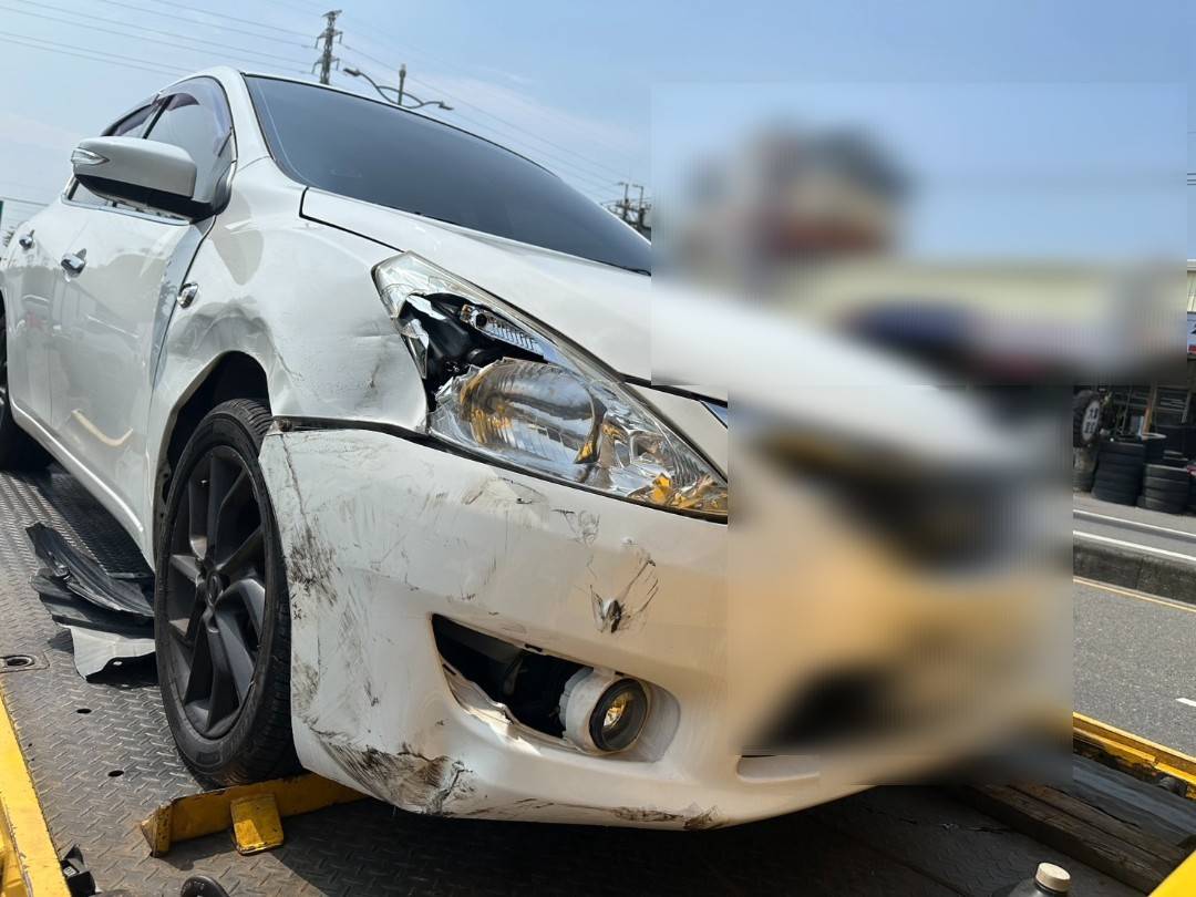 國道1號高雄九如路段發生5車連環事故,其中一輛自小客車車頭嚴重受損,事故造成3人輕傷。(國道警方提供)