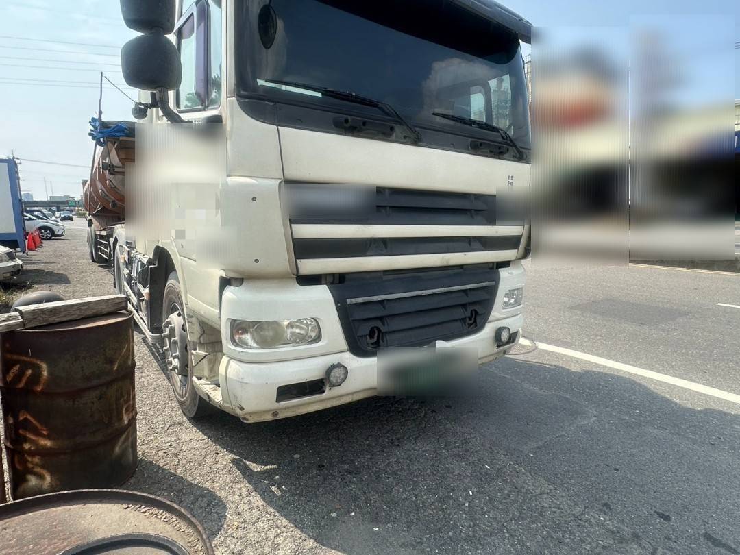 國道1號高雄九如路段發生5車連環事故,其中一輛自小客車車頭嚴重受損,事故造成3人輕傷。(國道警方提供)