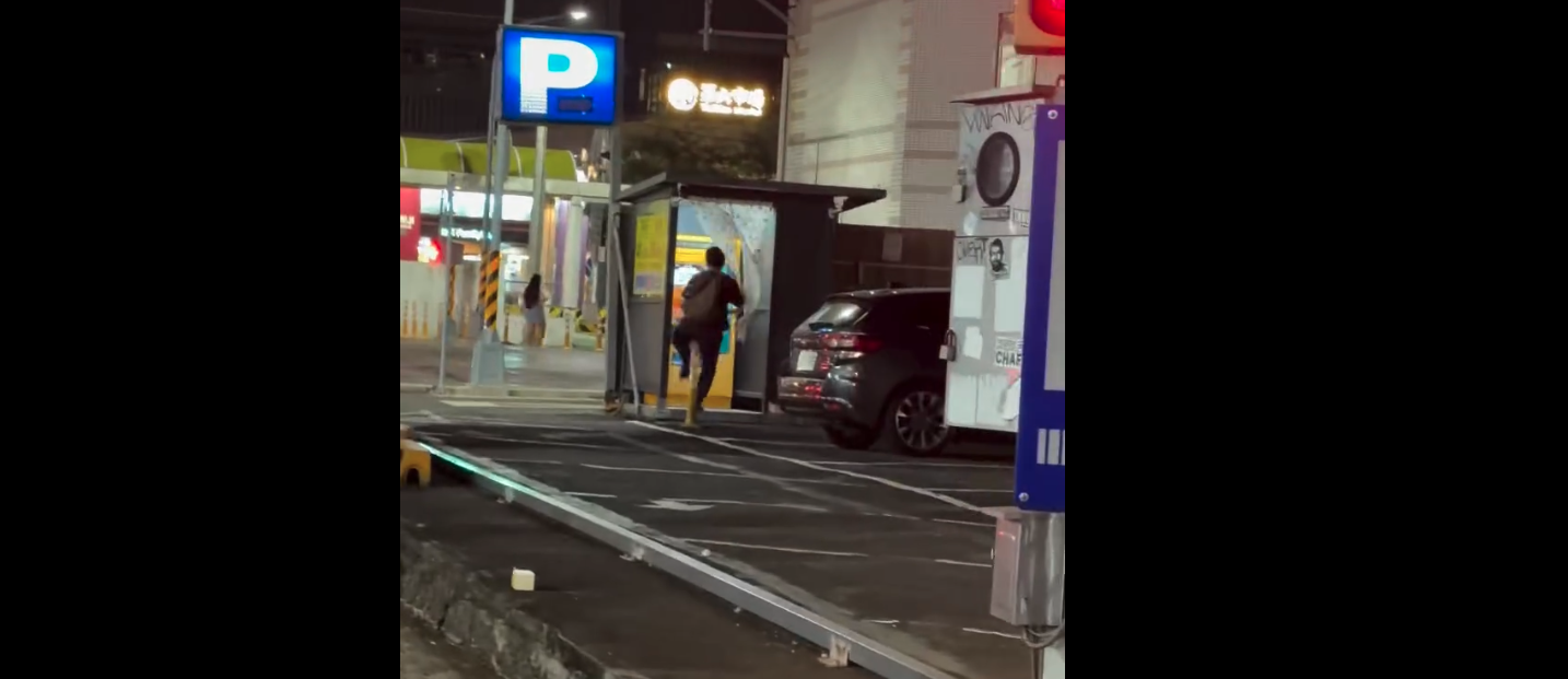台中男情緒激動徒手推倒騎樓機車 警方調監視器鎖定對象追查